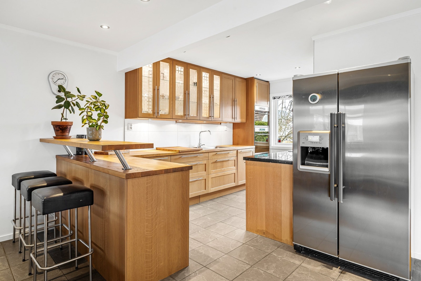 Kjøkken med delvis åpen løsning mot stue og praktisk barløsning Galleribilde