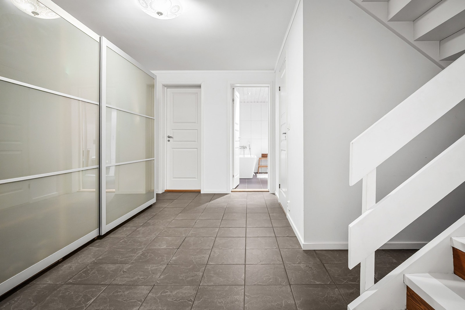 Skyvedørsgarderobe gang i kjeller Galleribilde