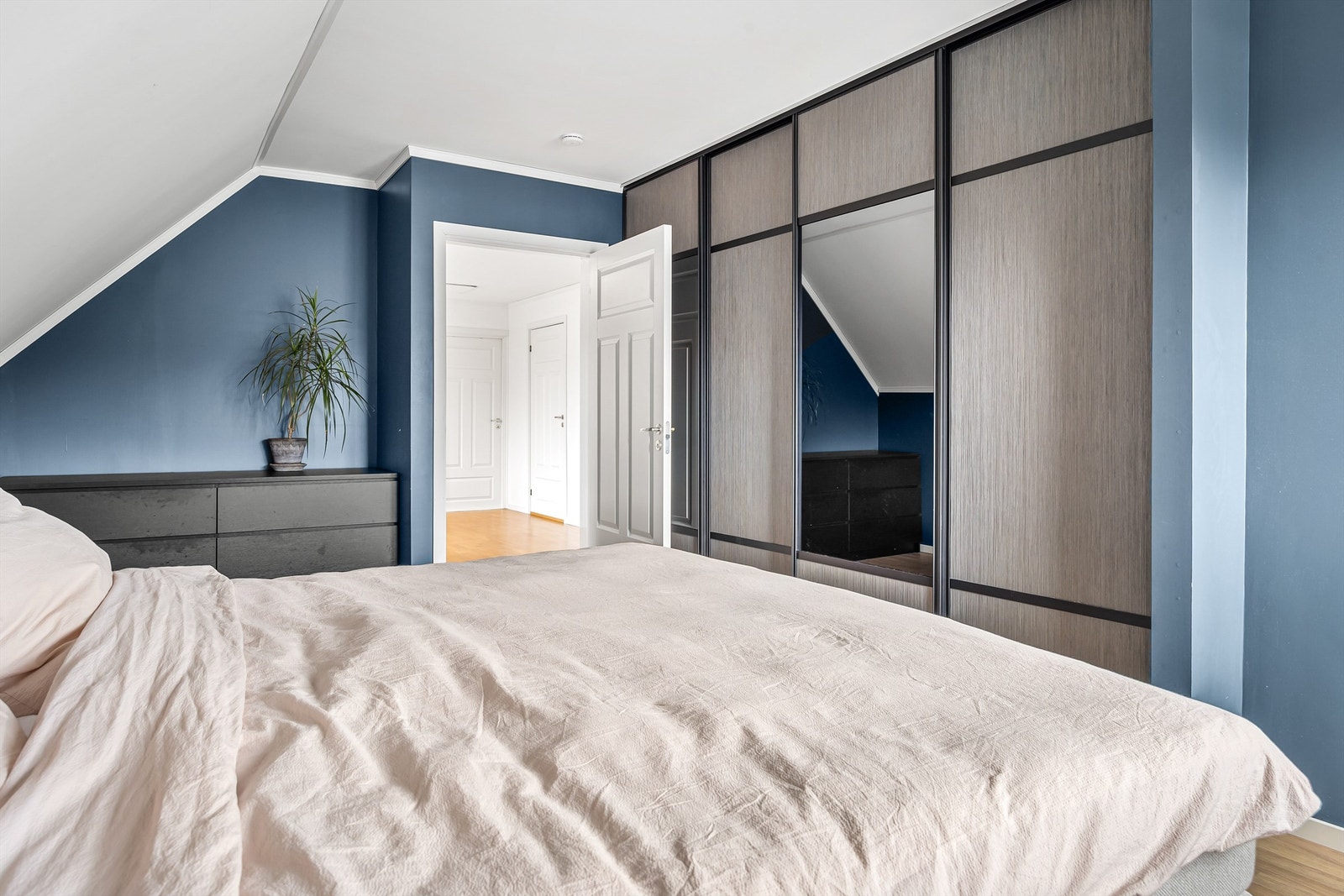 Hovedsoverom med skyvedørsgarderobe Galleribilde