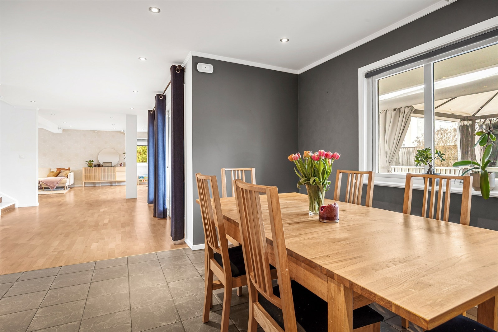 Plass til spisebord ved vindu Galleribilde