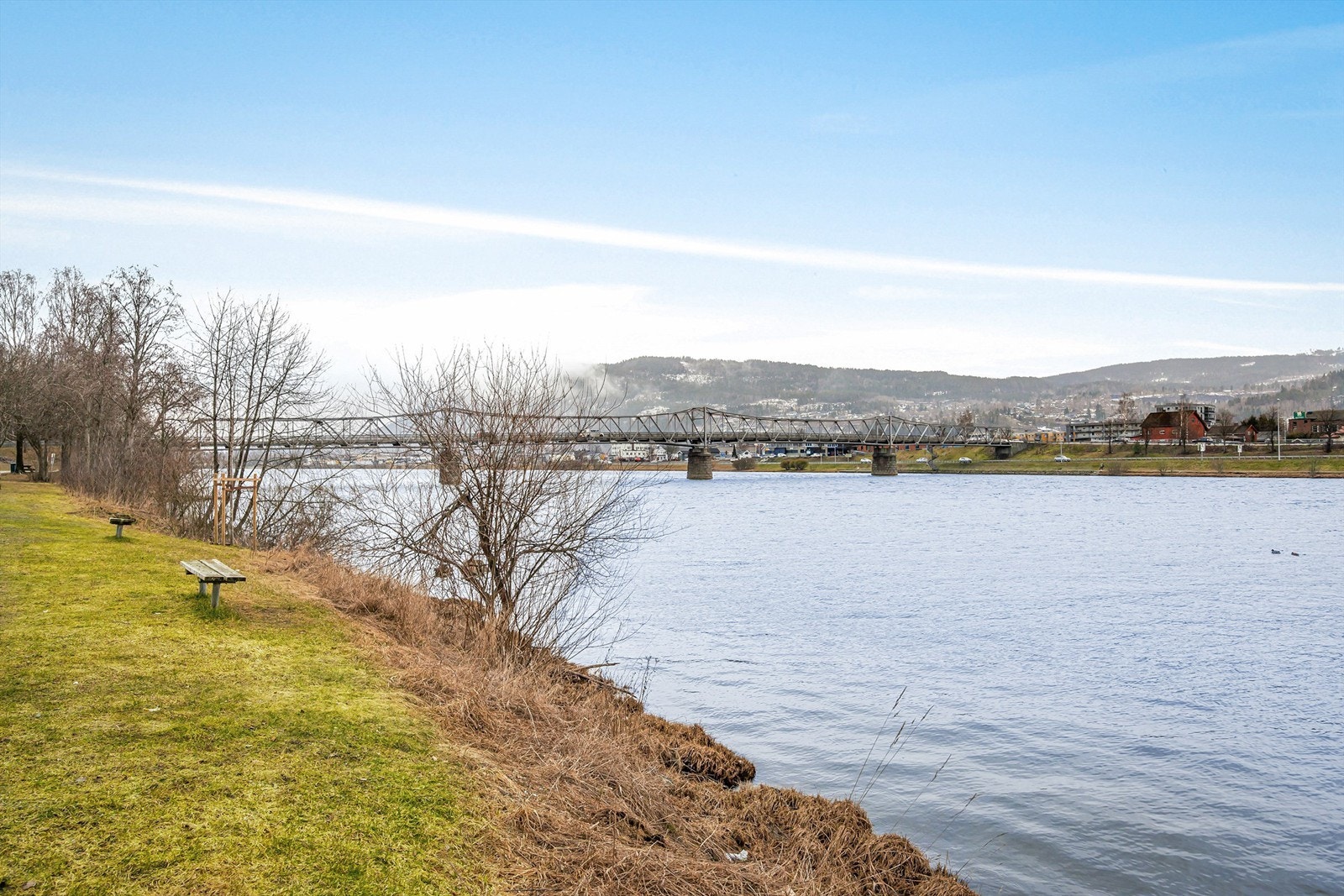 Eiendommen ligger rett ved fine turmuligheter langs elvepromenaden sommer som vinter Galleribilde