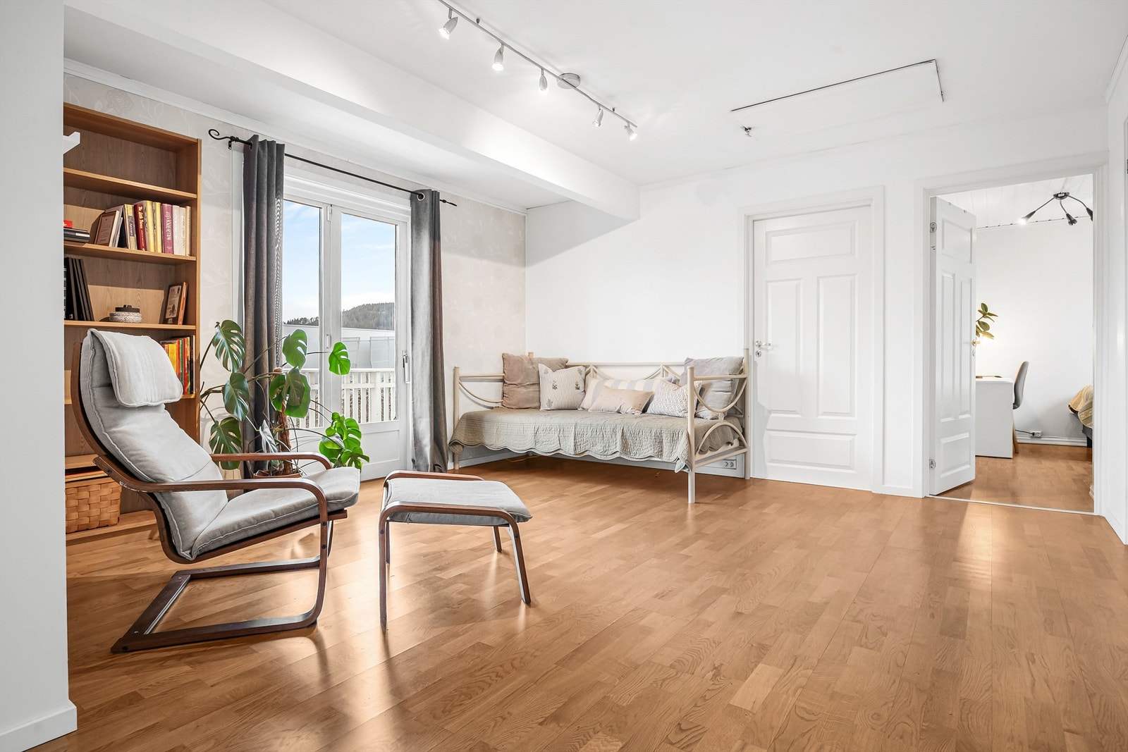 I andre etasje er det en loftstue med utgang til balkong Galleribilde