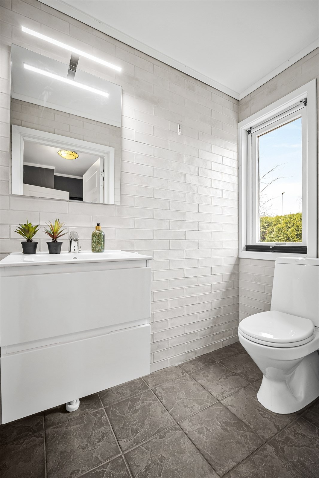 Praktisk toalettrom i boligens første etasje med adkomst fra entré Galleribilde