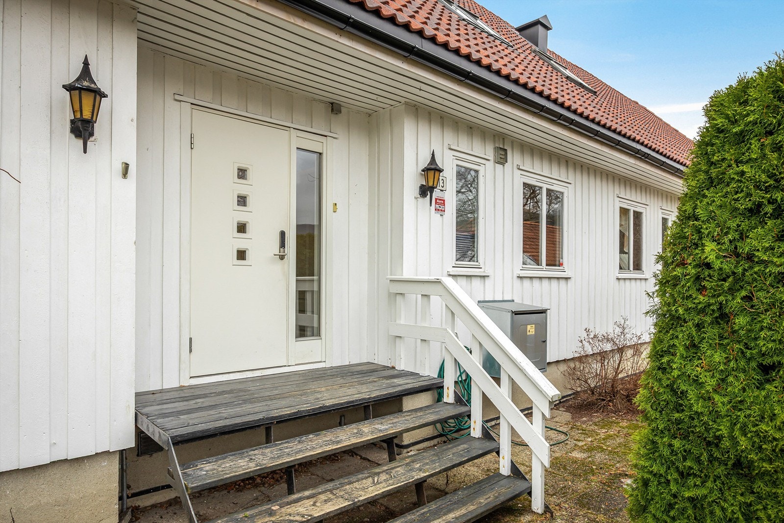 Gruset gårdsplass med trapp opp til inngangspartiet Galleribilde