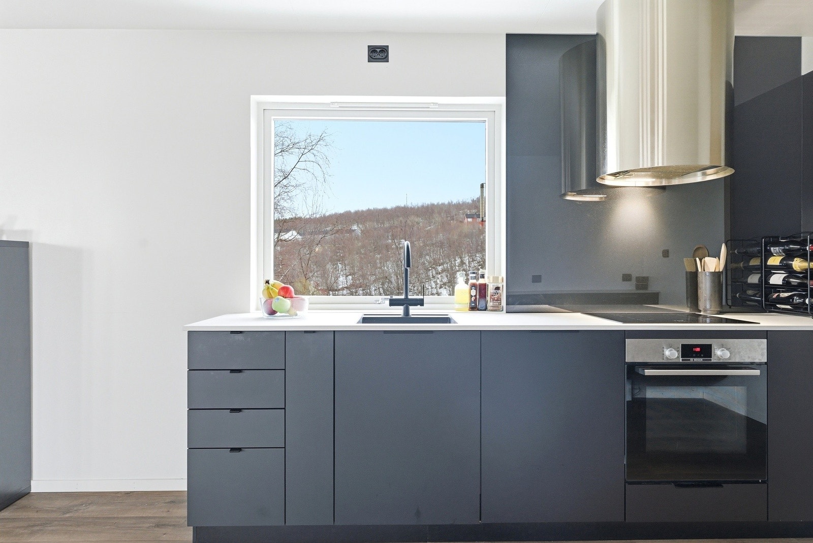 Kjøkkenet har et moderne uttrykk noe som gir et mer helhetlig preg til rommet. Galleribilde