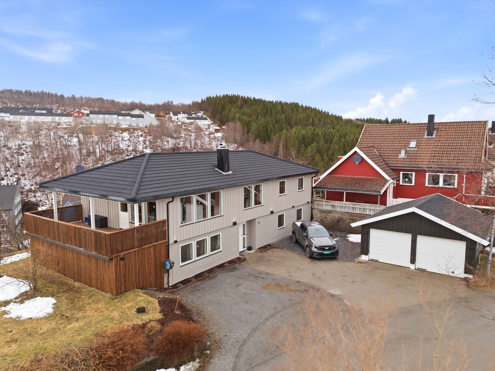 Boligen har parkeringsmulighet på brosteinsbelagt parkering og i tilhørende dobbel garasje. Galleribilde