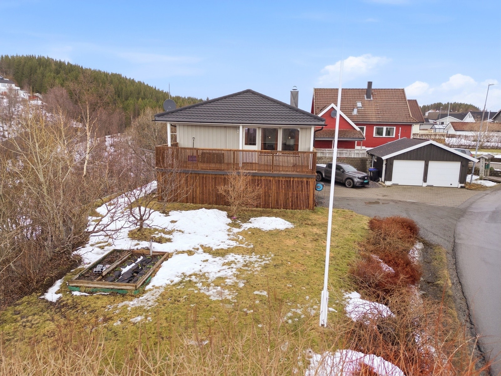 Fra boligen er det gangavstand til flere skoler, barnehager og diverse idrettstilbud. Galleribilde