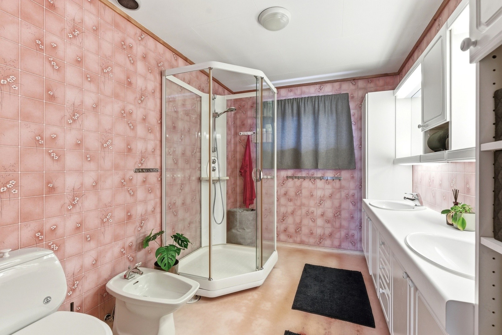 Badet i denne etasjen har en lys innredning med dobbelt servant. Galleribilde