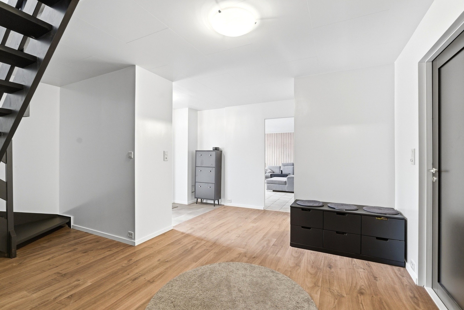 I underetasjen er det blant annet to soverom, kjellerstue samt bad og vaskerom. Galleribilde