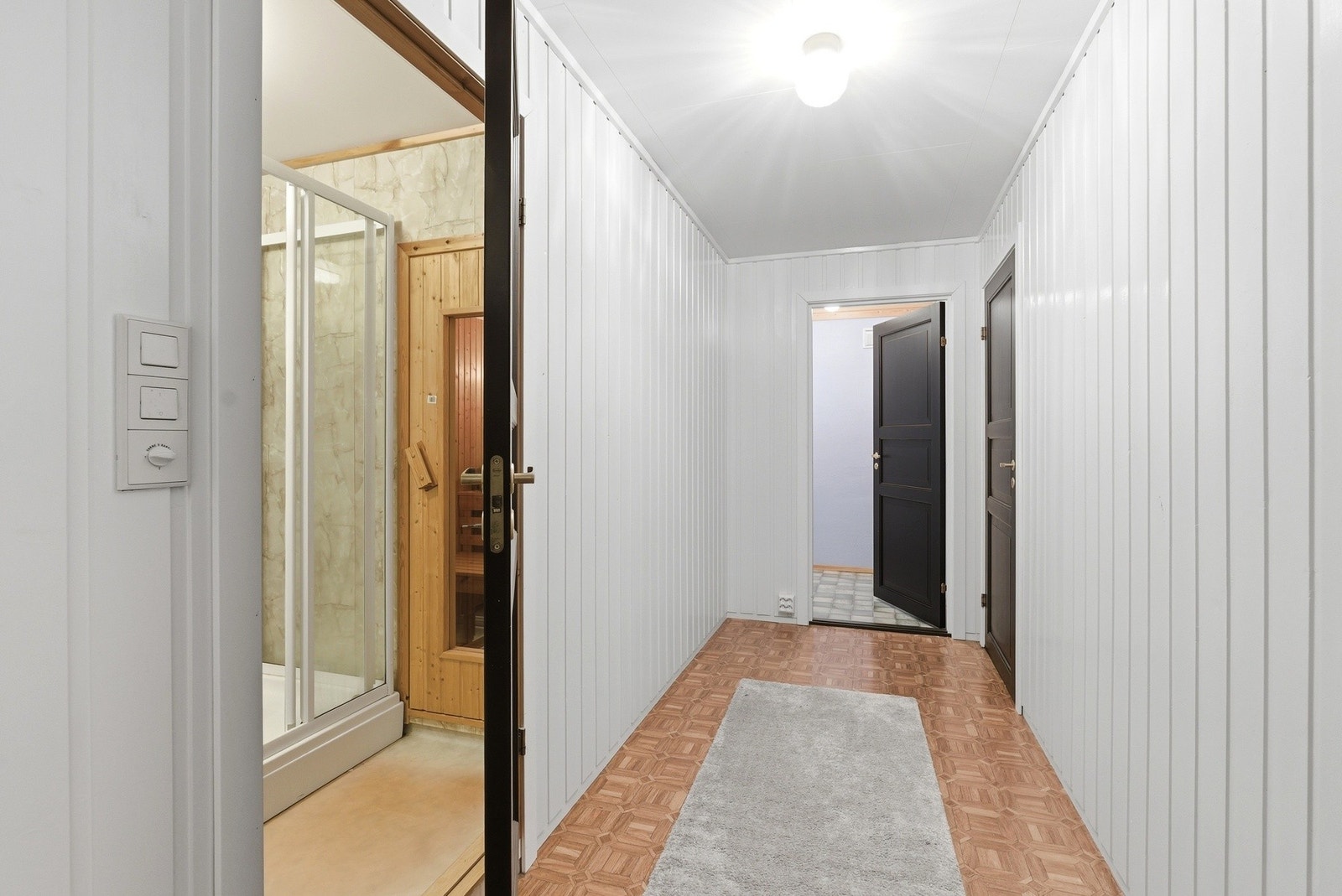 Underetasjen byr også på bad og vaskerom. Galleribilde