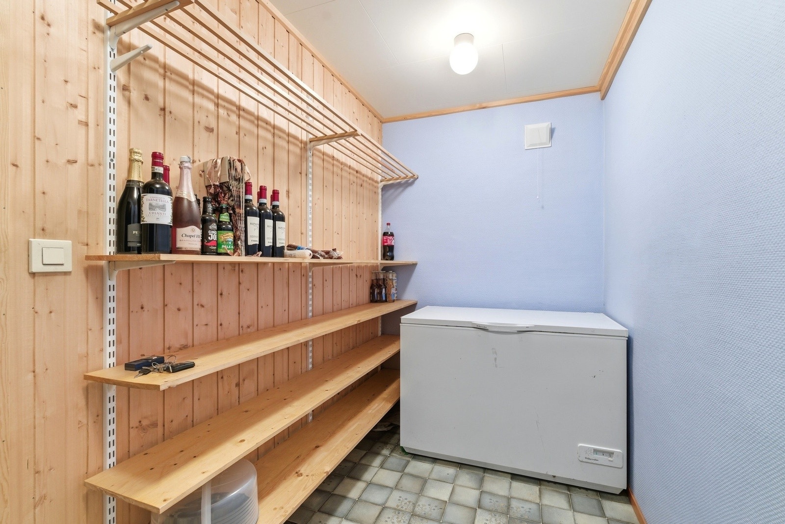 Tilhørende bod med mulighet for diverse lagring. Galleribilde