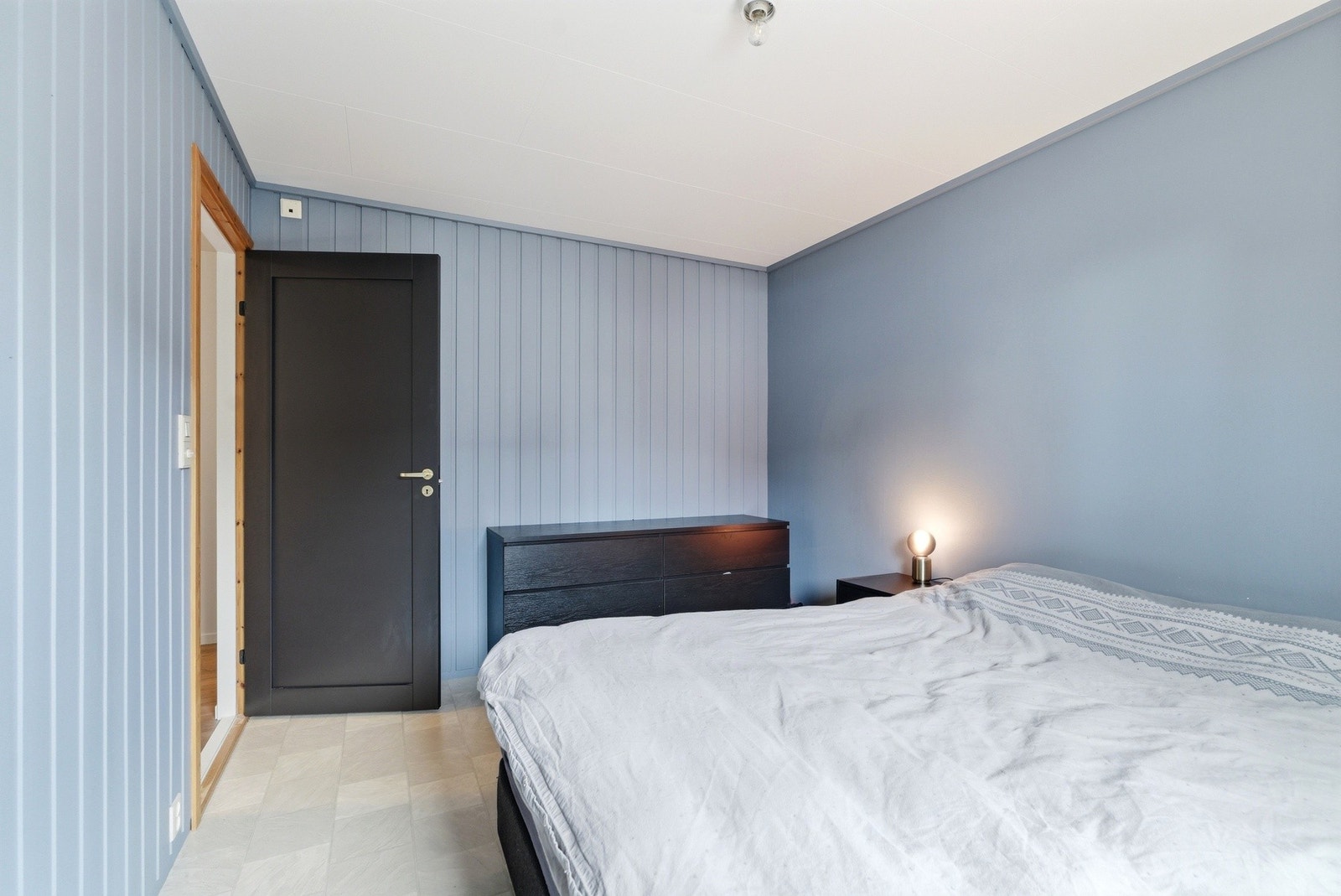 Rommet er malt i en behagelig blåfarge. Galleribilde