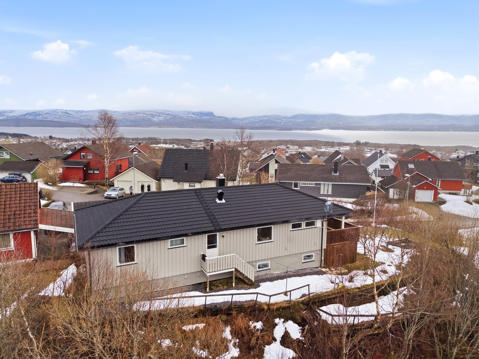 Nærområdet byr på svært gode turmuligheter med umiddelbar tilgang til skog og mark, perfekt for både korte ettermiddagsturer og lengre friluftsopplevelser året rundt. Galleribilde