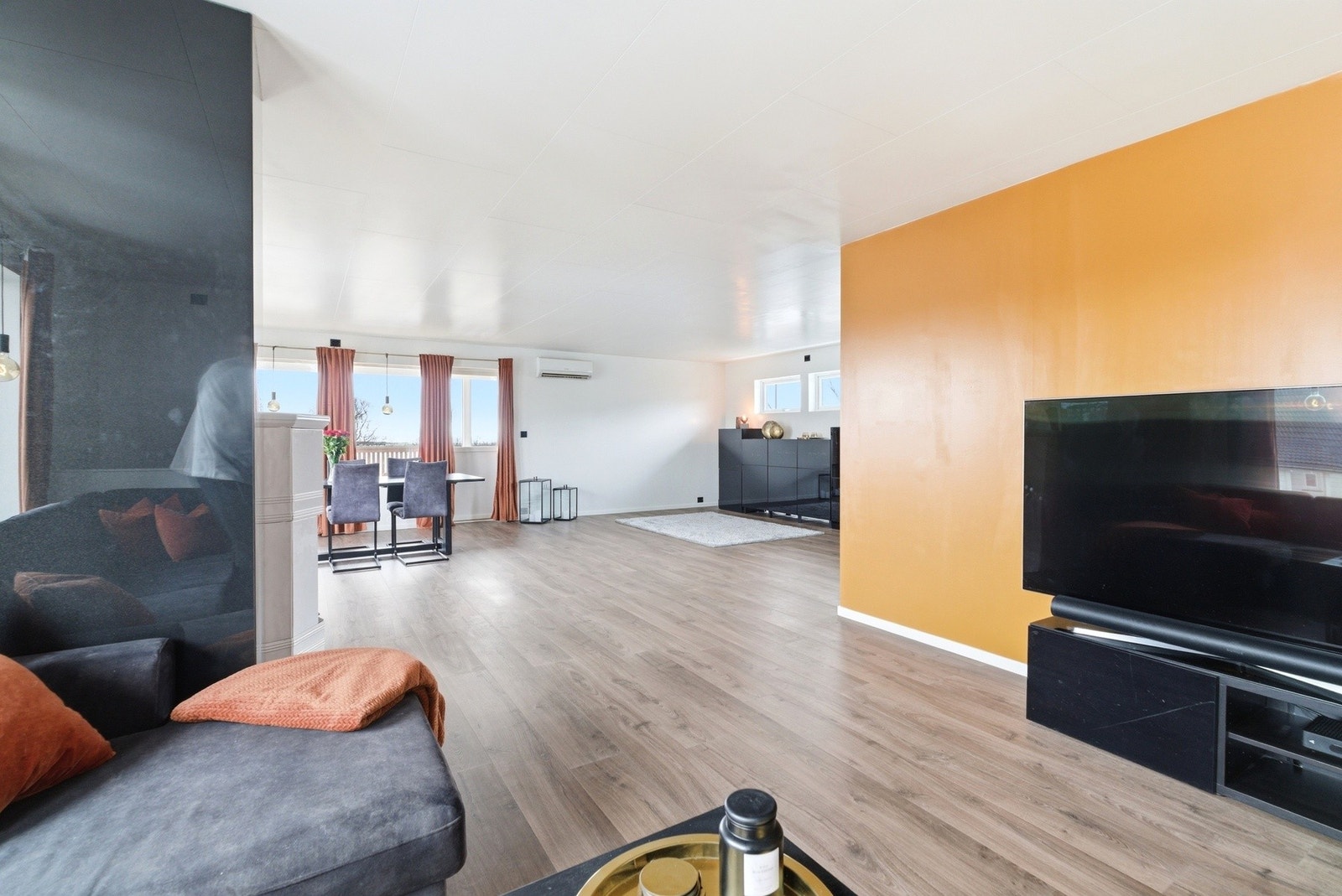 Rommet kan fint deles opp i ulike soner, med nok plass til både avslapning og hyggelige måltider. Galleribilde