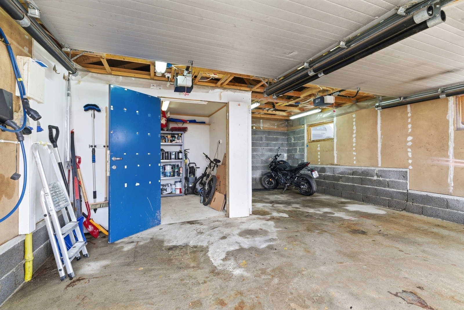 Boligens dobbel garasje er på 36 m². Galleribilde