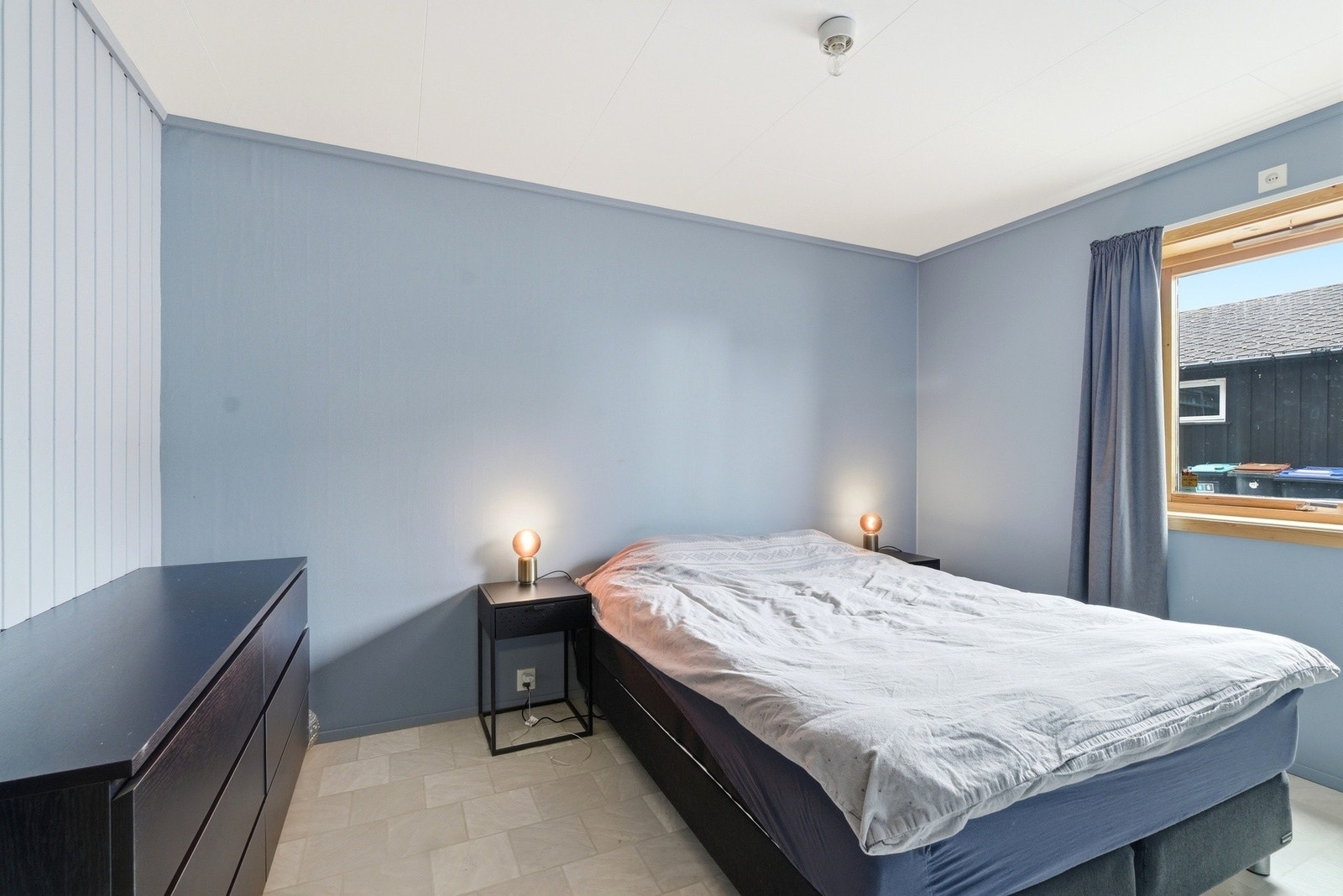 Hovedsoverommet har nok plass til dobbeltseng og annet møblement for diverse oppbevaring. Galleribilde