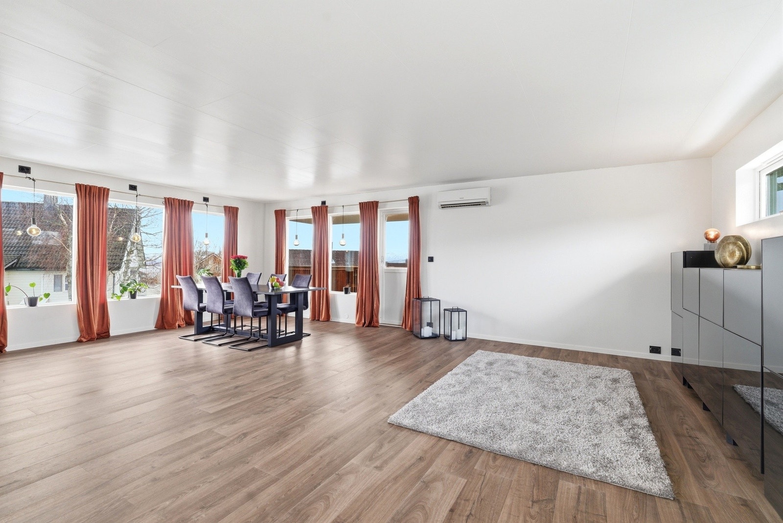 Fra spisestuen er det utgang til balkong. Galleribilde