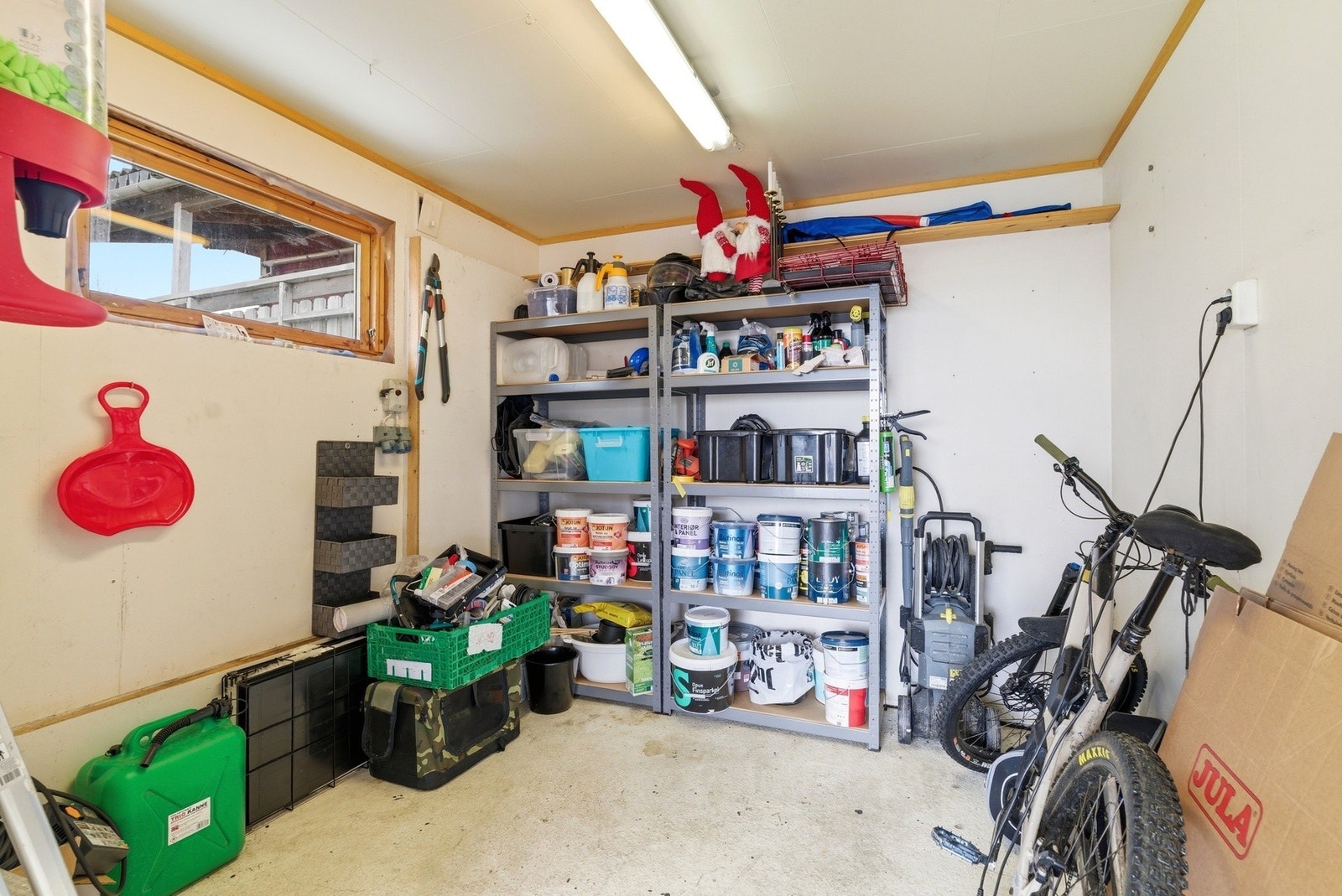 Det er også egen bod i garasjen, noe som gir ekstra lagringsmuligheter. Galleribilde