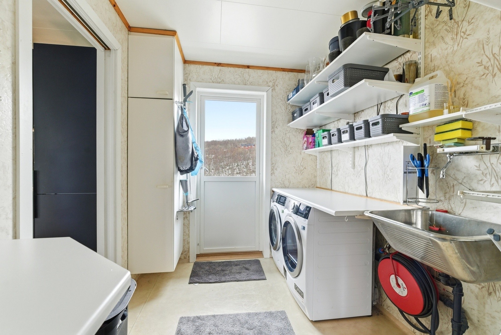 Fra kjøkkenet er det enkel adkomst til vaskerommet i 1.etasje. Galleribilde