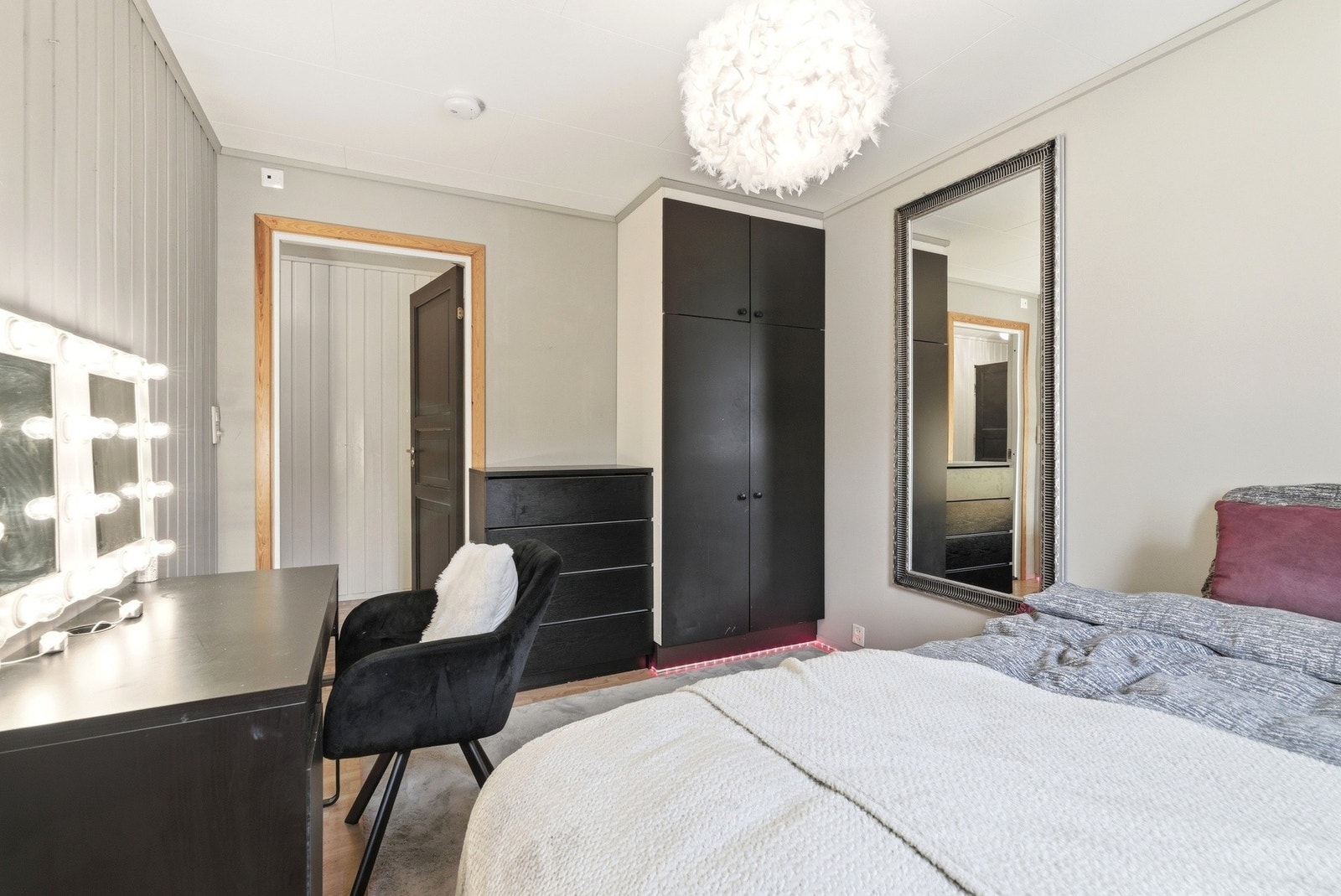 Soverommet kan fint innredes etter eget ønske med dobbeltseng og annet møblement. Galleribilde