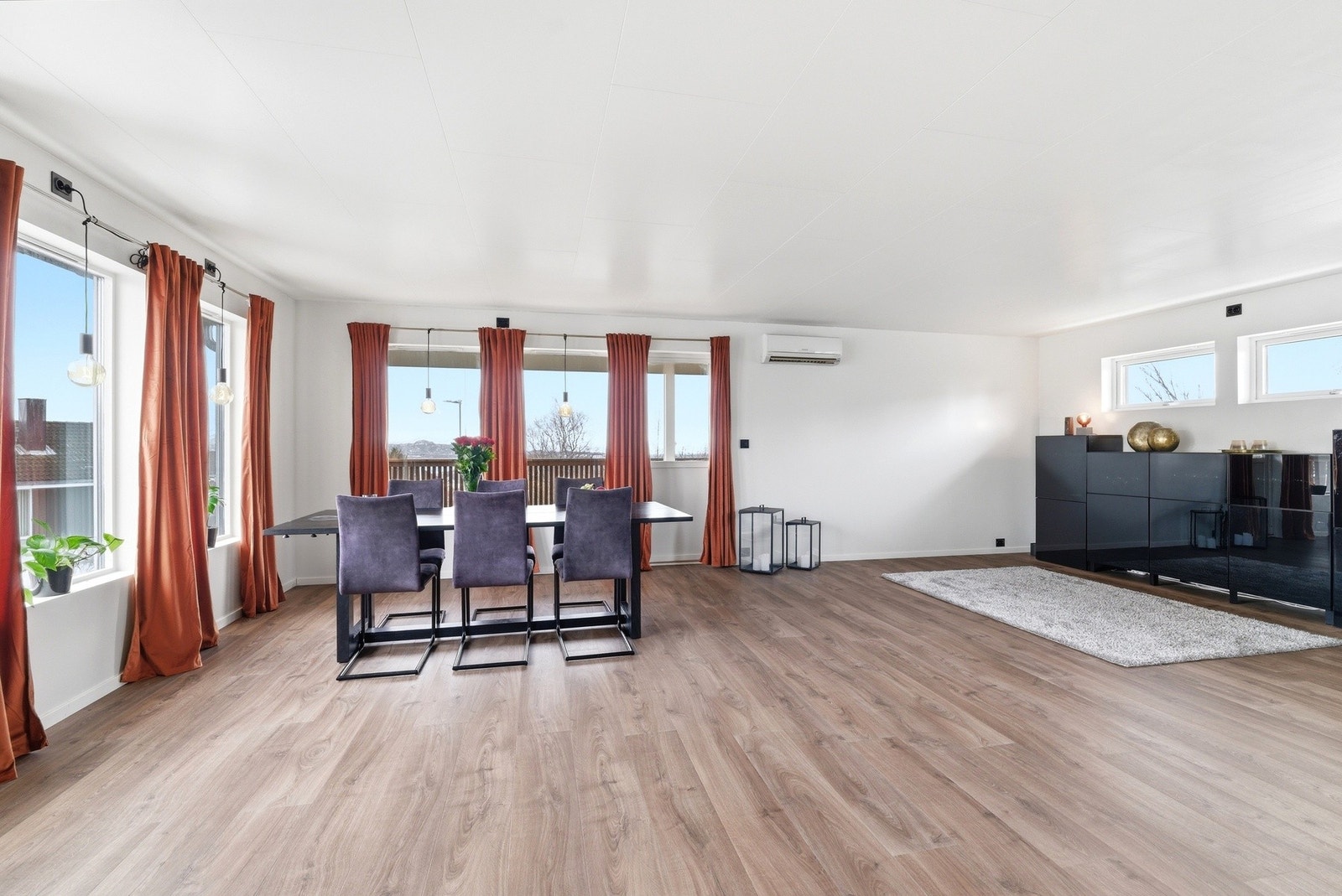 Den åpne løsningen bidrar til å skape en romslig og luftig romfølelse. Galleribilde