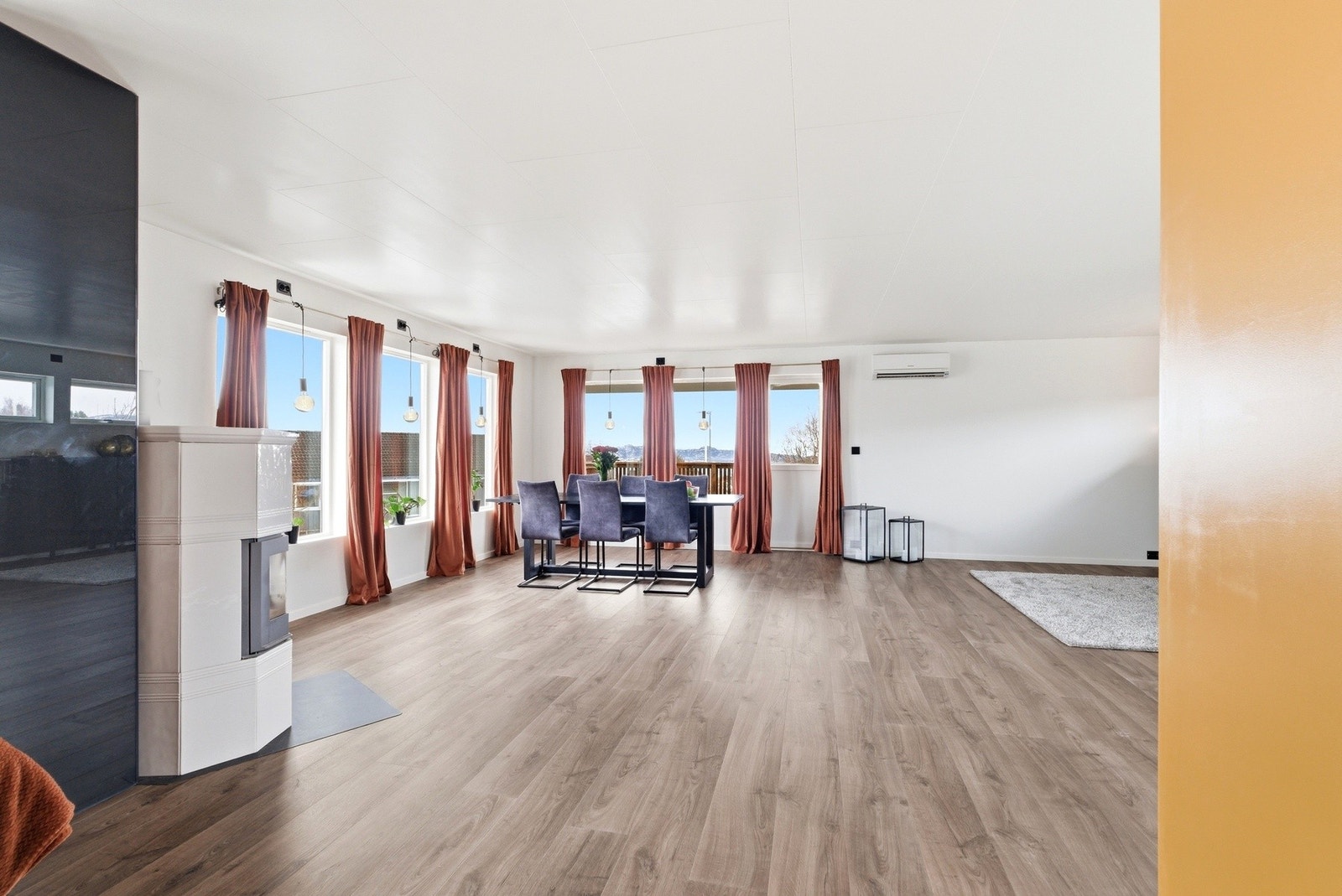 Det er vedfyring i stue/spisestue, noe som bidrar til en hyggelig oppvarming på kaldere dager. Galleribilde