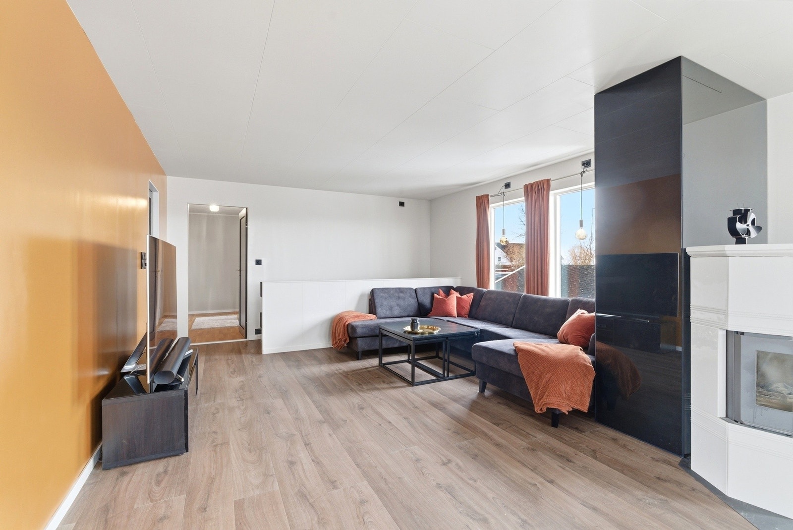 Stuen har fint plass til ønsket møblement. Galleribilde