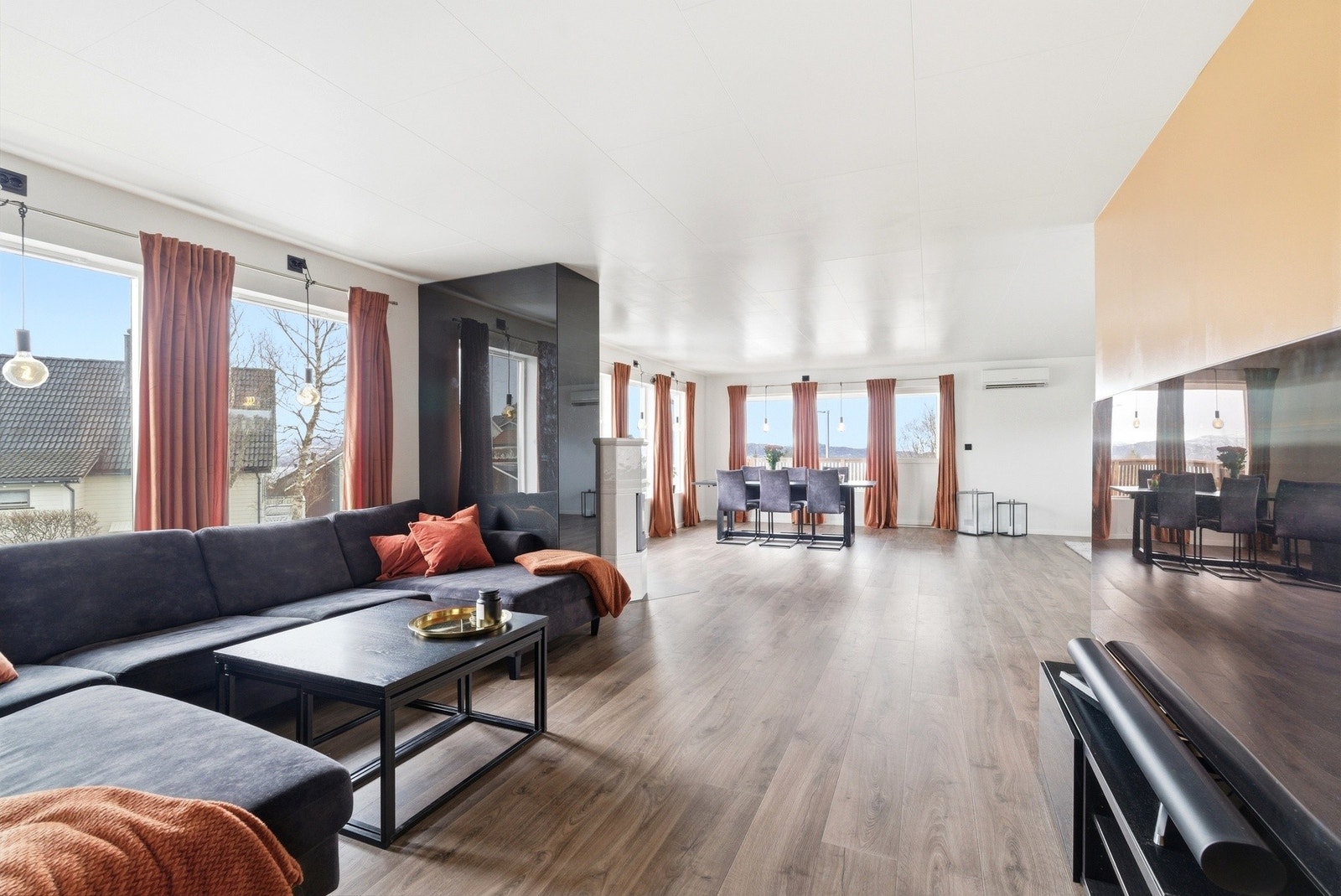 De store vindusflatene i stue/spisestue sørger for godt med naturlig lysinnslipp. Galleribilde