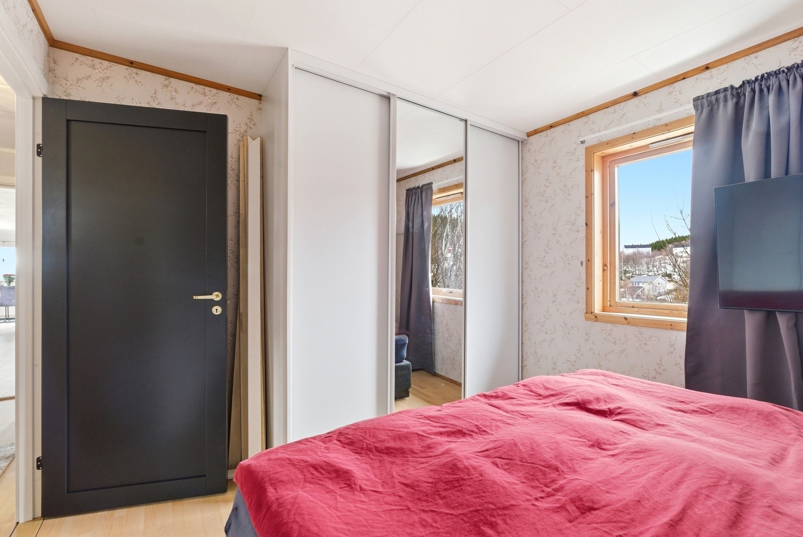 Skyvedørsgarderoben sørger for gode oppbevaringsmuligheter. Galleribilde