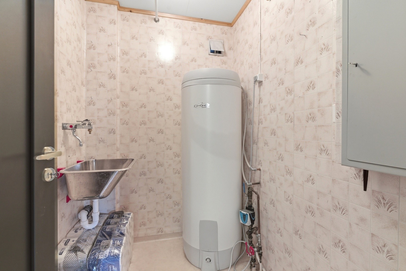 Vaskerommet har en enkel innredning med utslagsvask i stål. Galleribilde