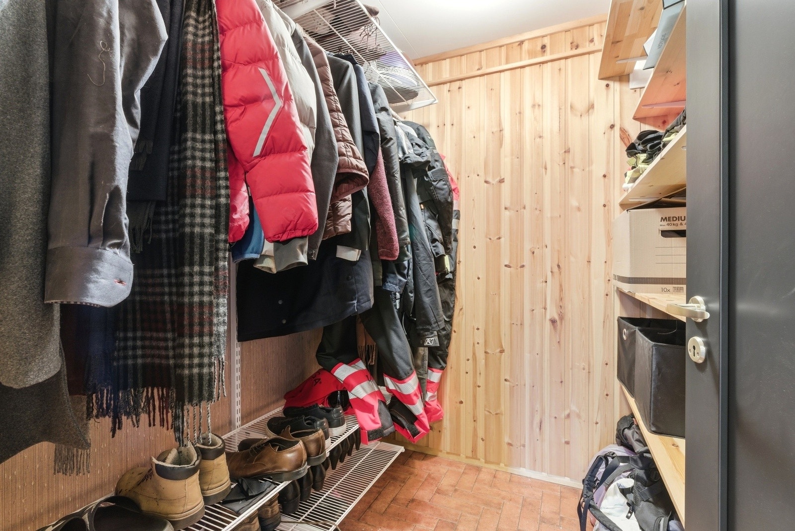 I denne boden er det mulighet til å henge fra seg diverse yttertøy, samt muligheter for diverse oppbevaring. Galleribilde