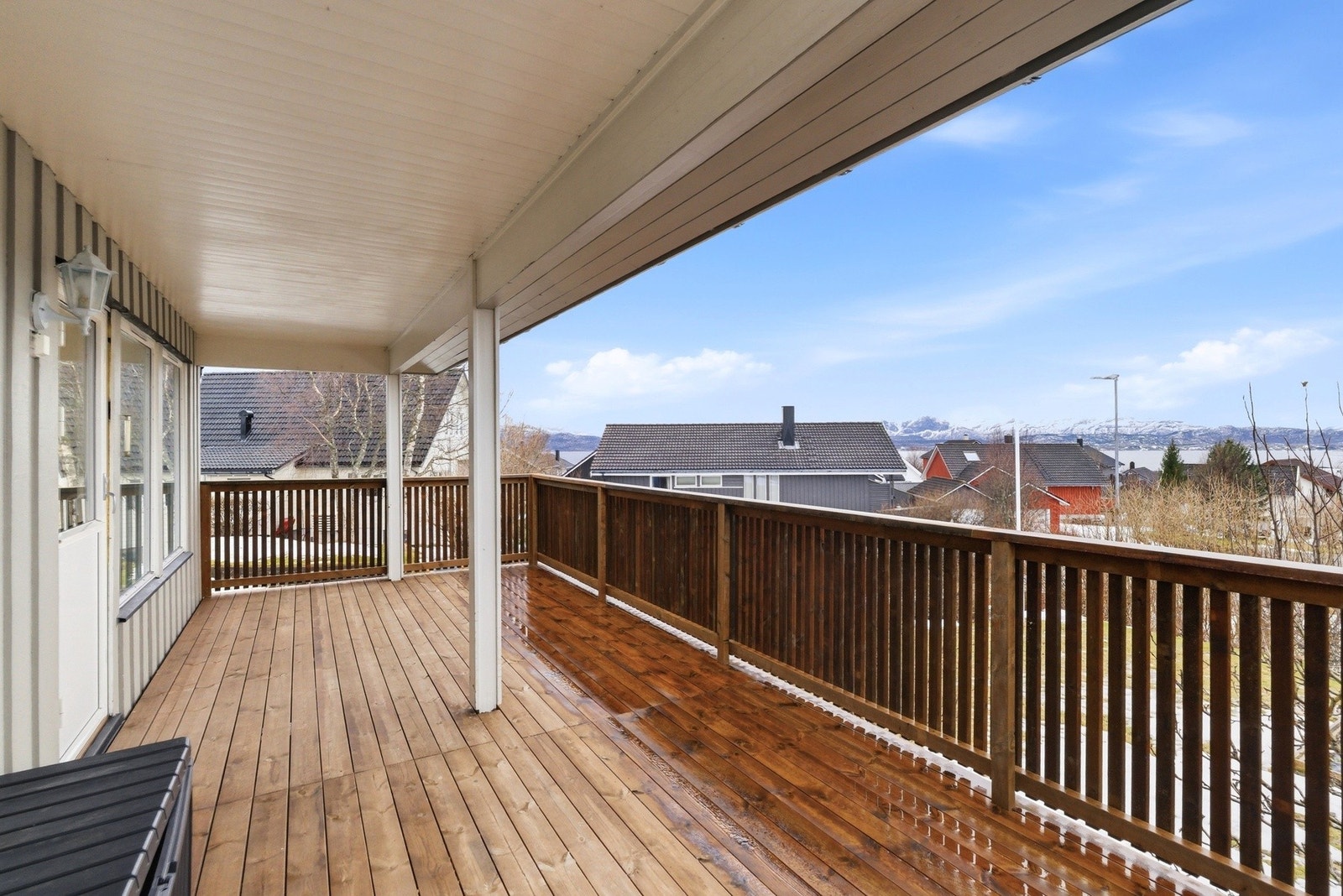 Balkongen er overbygd med tak, noe som gjør den anvendelig året rundt. Galleribilde