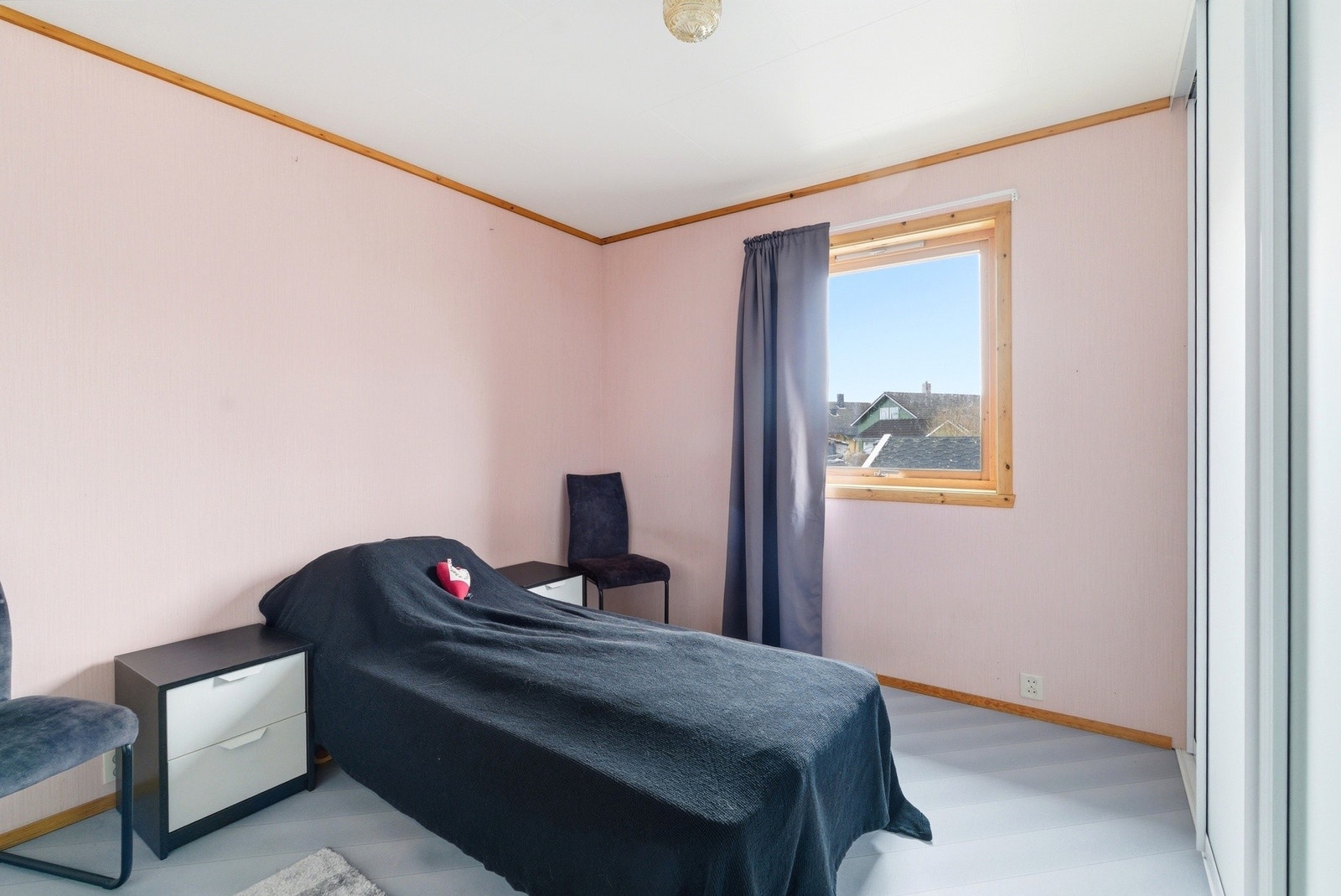 Boligen har tre tilhørende soverom i denne etasjen. Galleribilde