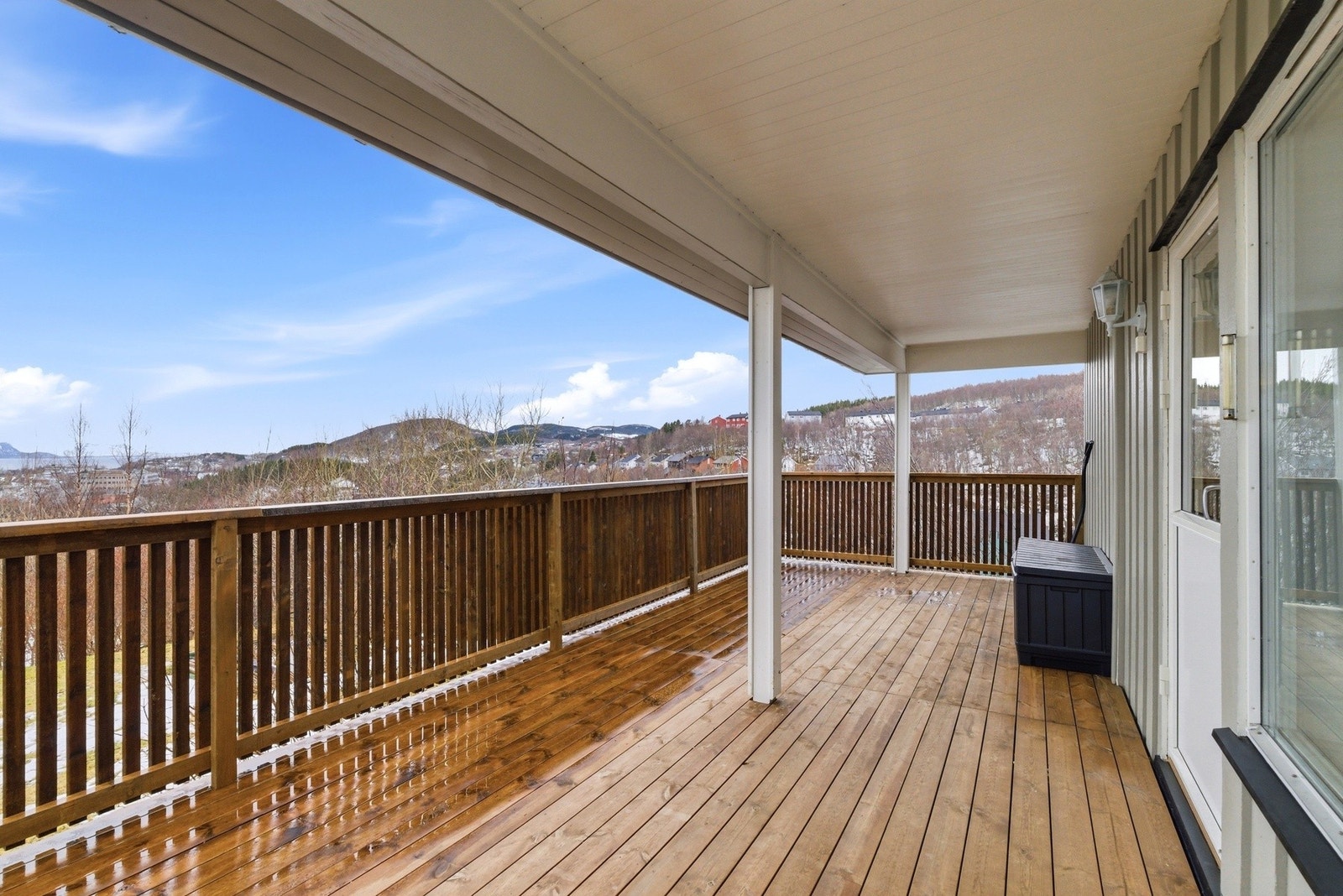 Det er fint plass til diverse utemøblement. Galleribilde