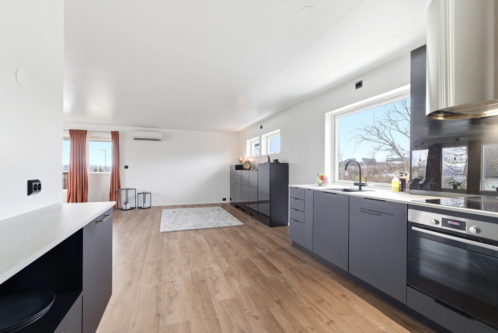 Det er også plass til det man måtte ønske av oppbevaringsmøblement. Galleribilde