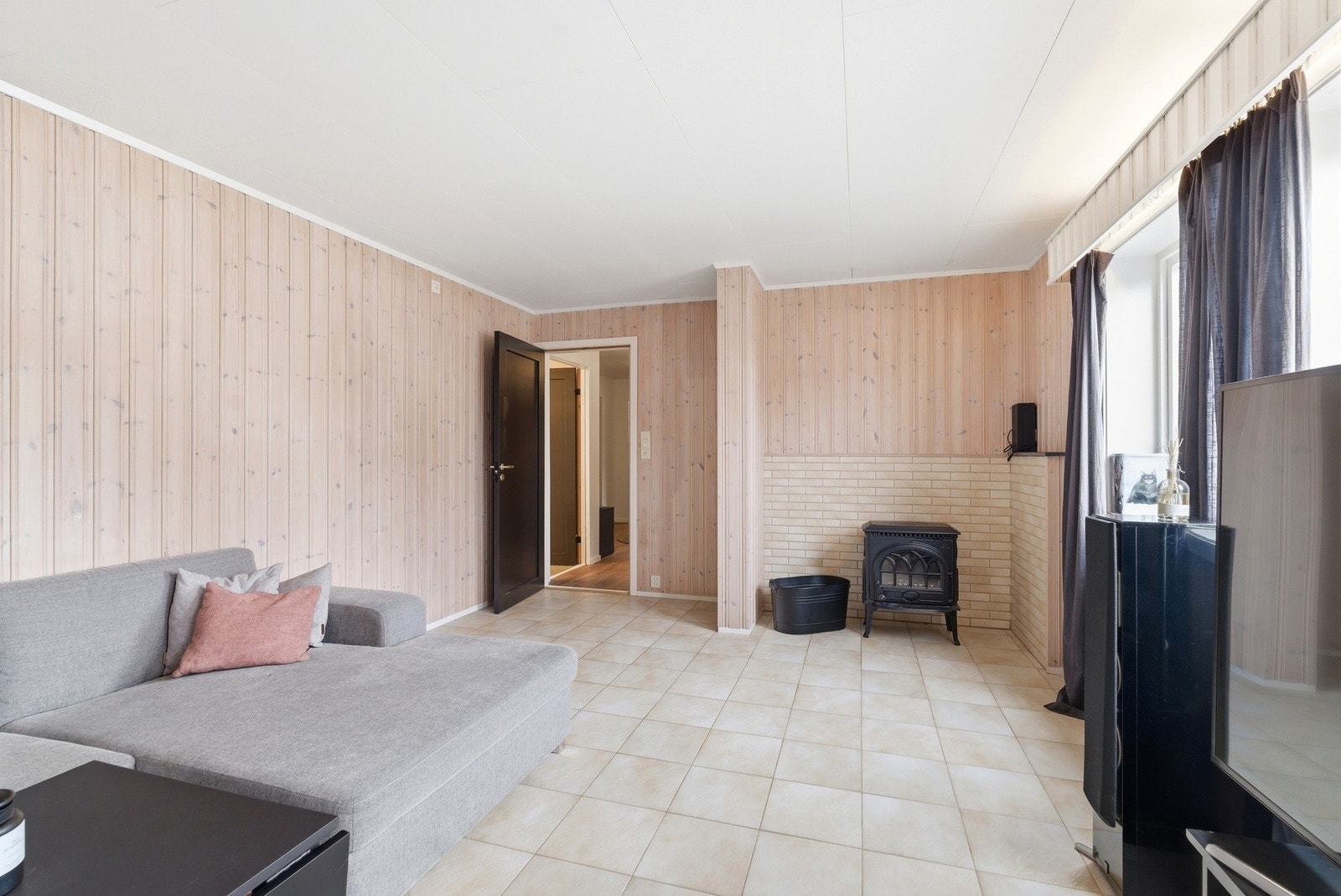 Det er vedfyring i denne stuen også. Galleribilde