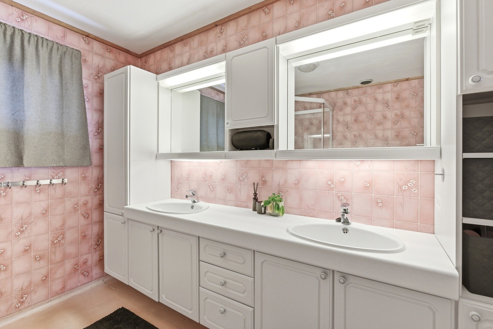 Det er vinylbelegg med elektriske varmekabler i gulv. Galleribilde