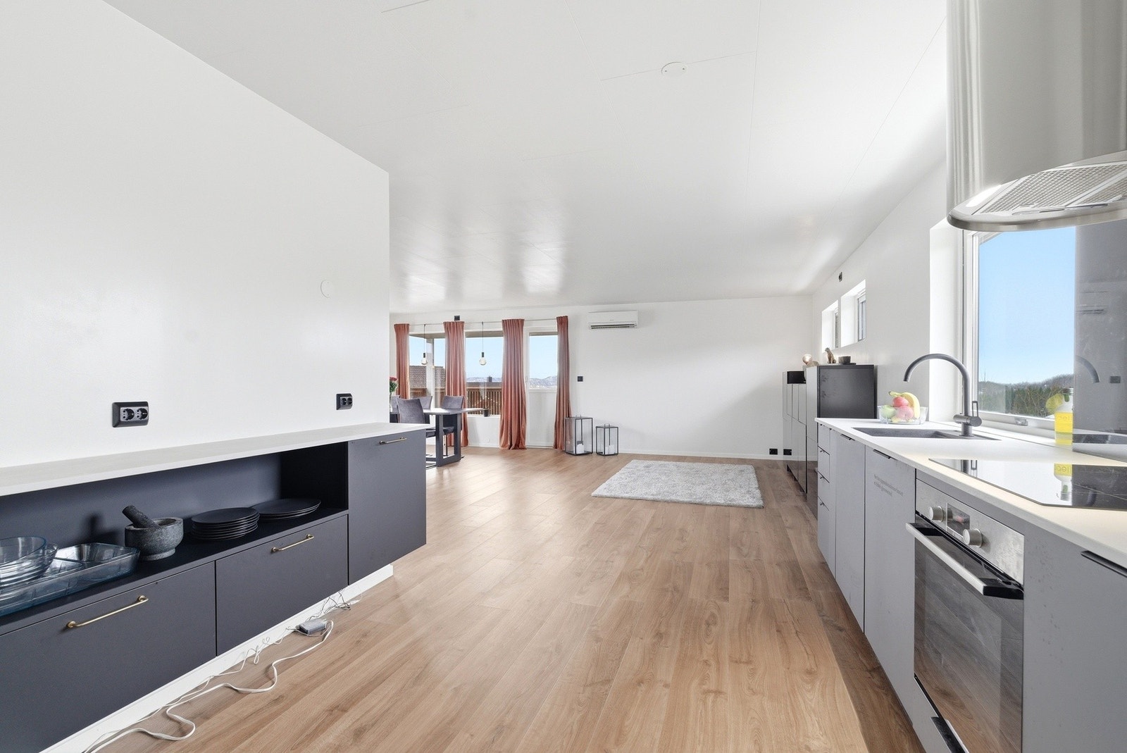 Spisestuen kan fint flyttes til like ved kjøkkenet, dersom man ønsker det. Galleribilde