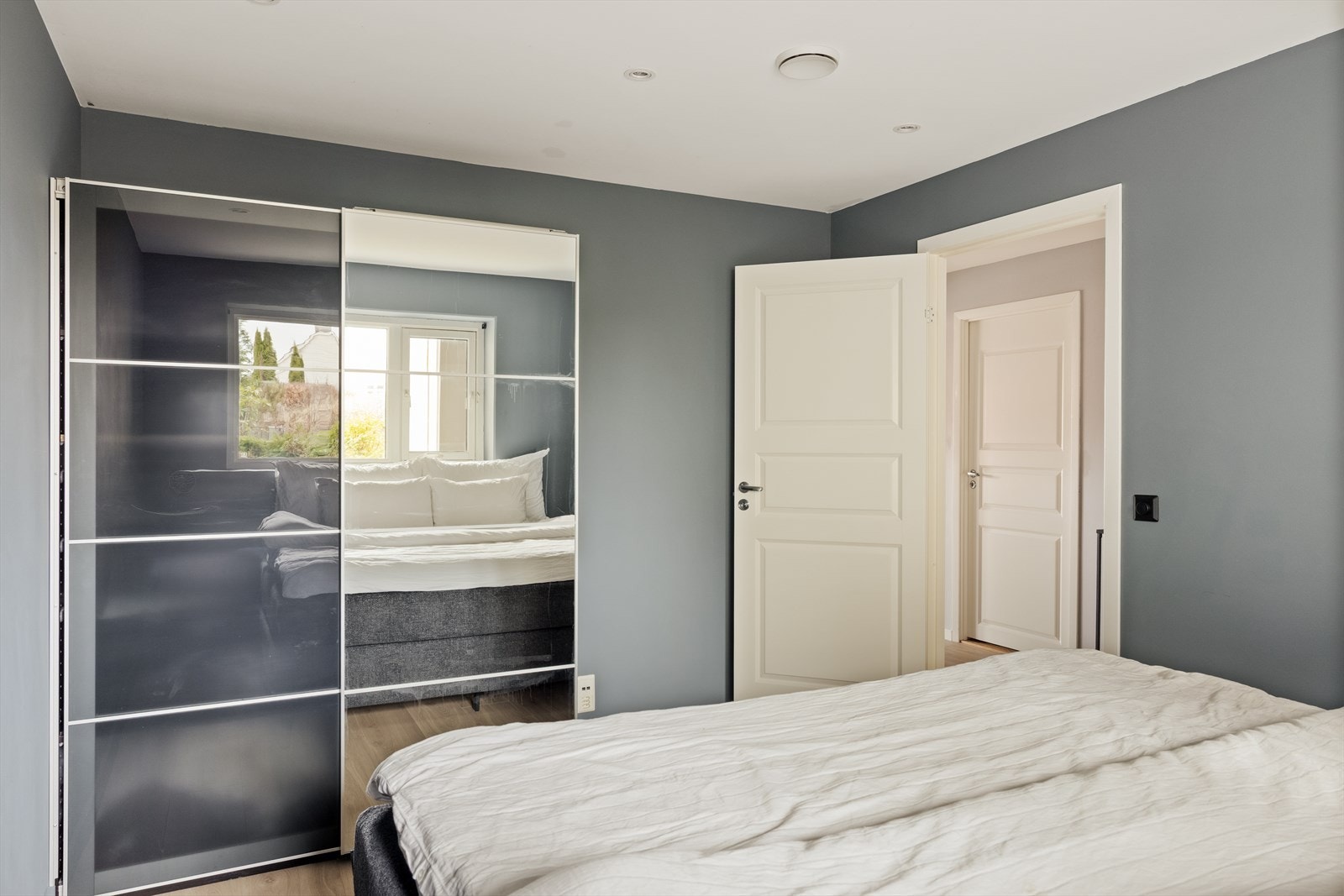 Det er god plass til dobbeltseng, nattbord og garderobeskap. Galleribilde