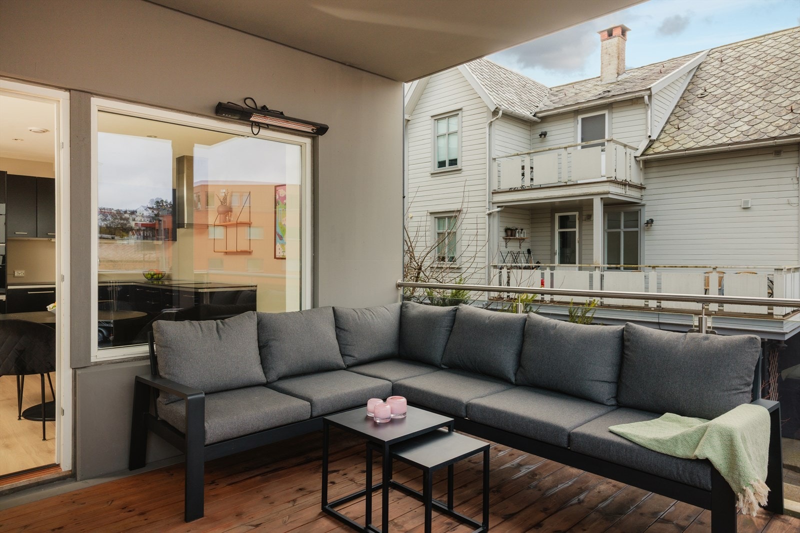 Rekkverket består også av glass. Noe som sikrer ekstra lys til leiligheten, samt mindre vedlikehold (maling). Galleribilde