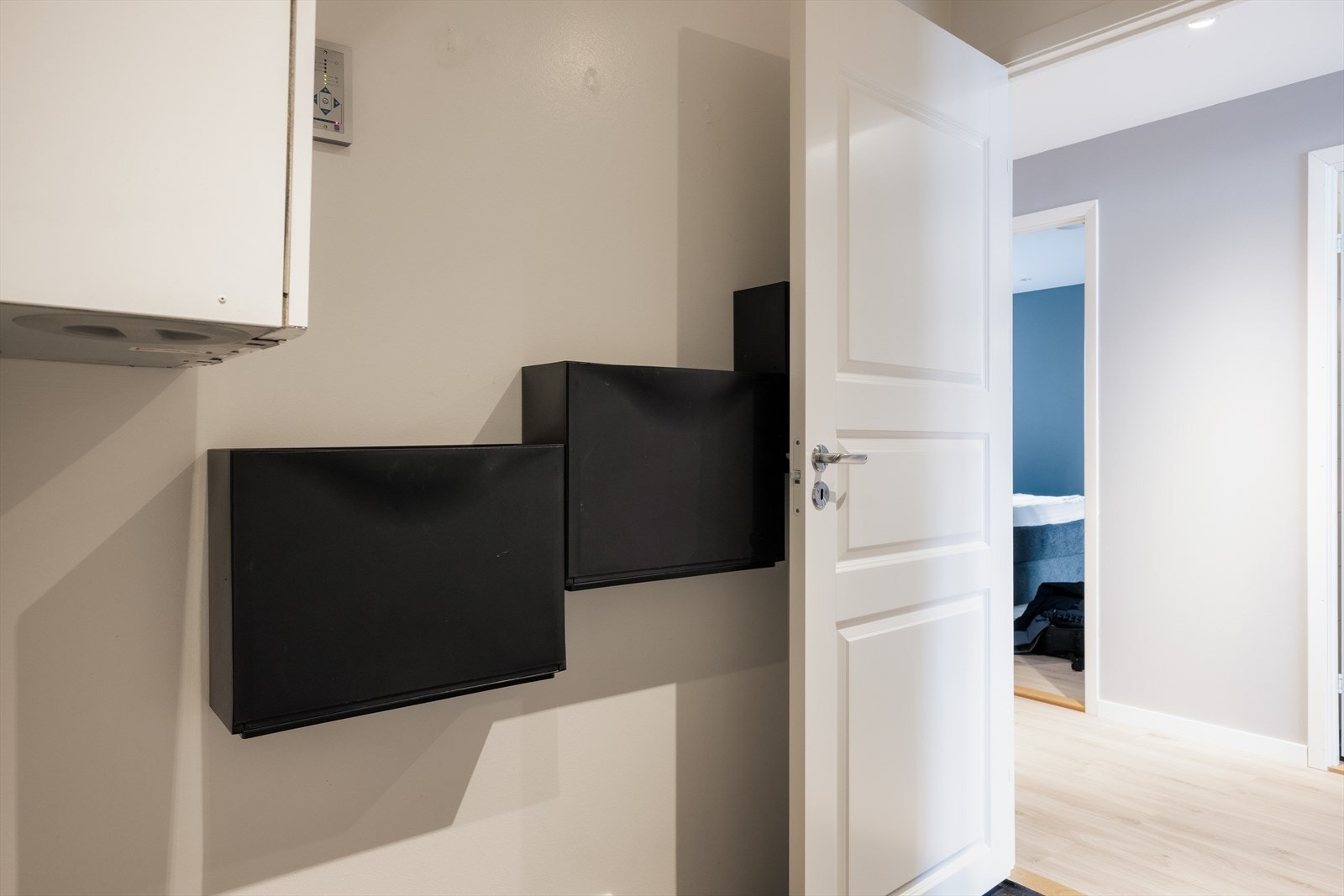 Her er det gode oppbevaringsmuligheter. Fordelerskap til rør-i-rør, ventilasjon, bereder m.m. er også plassert på vaskerom/teknisk rom. Galleribilde