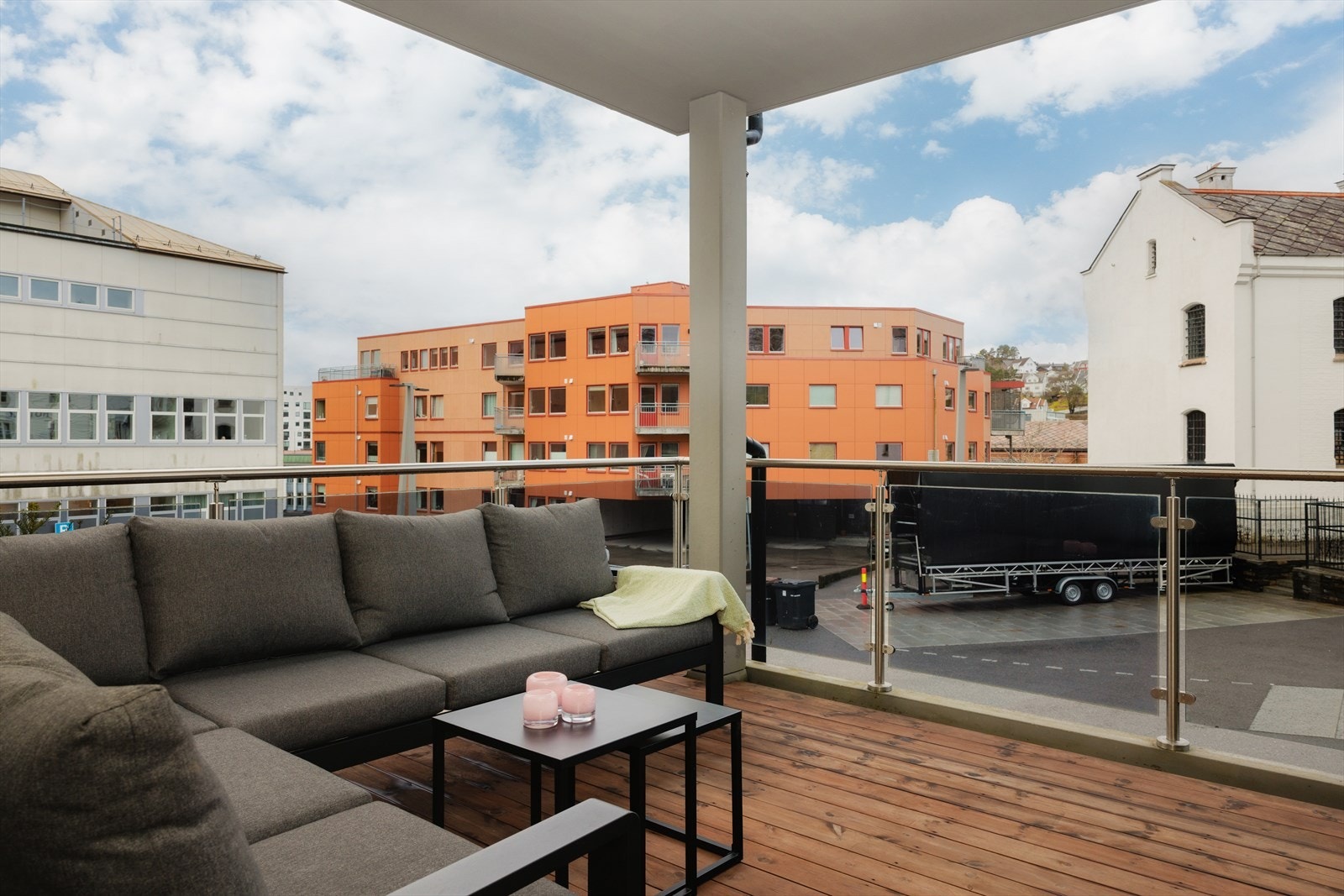 Balkong har gode solforhold. Det er også plass til større sittegrupp, spisebord og evt. grill. Galleribilde