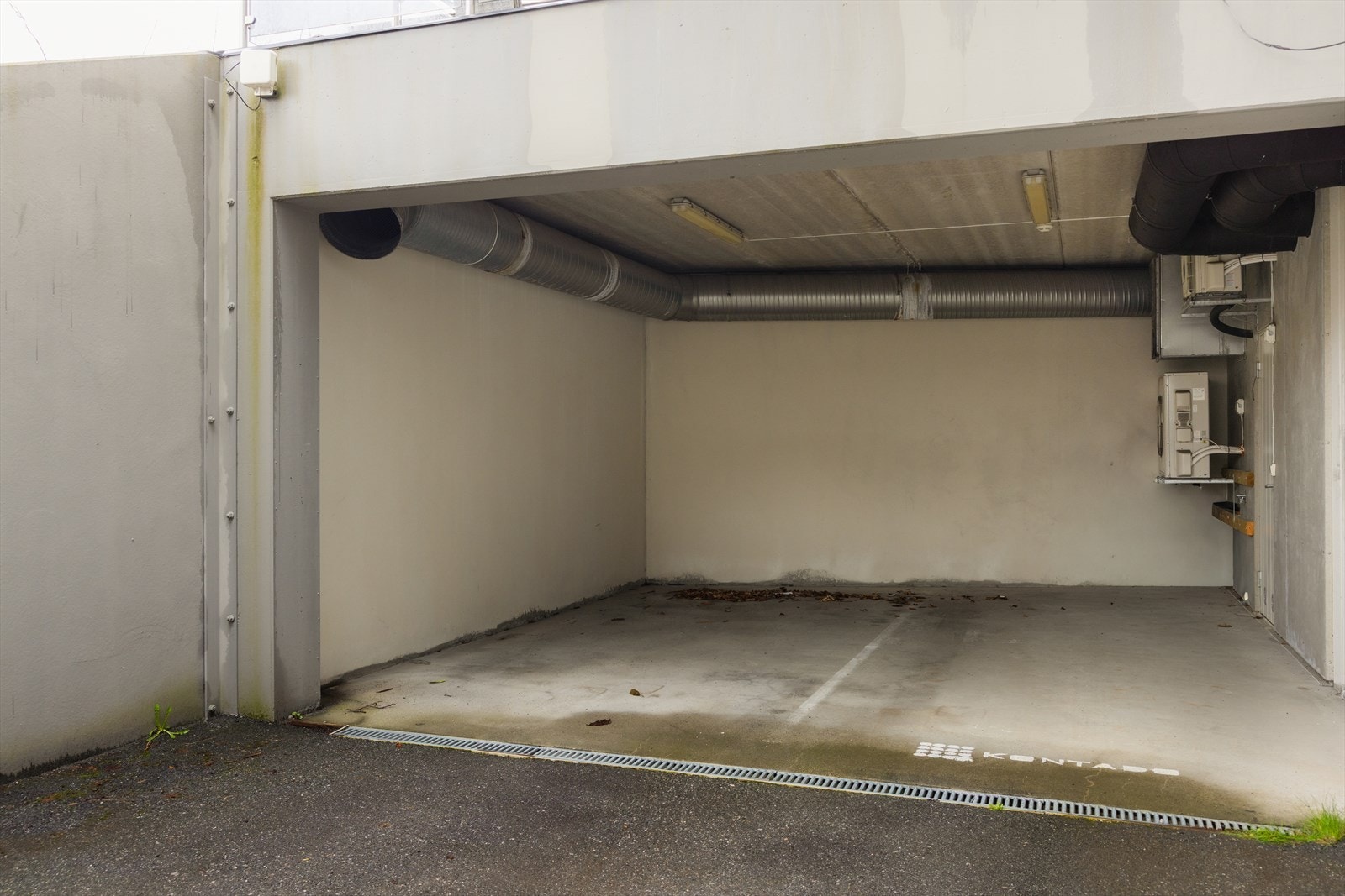 Leiligheten disponerer en carport med fast parkeringsplass. Galleribilde