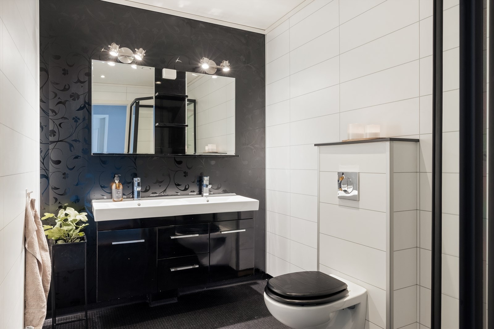 Badet har dobbelvask, speilskap, vegghengt toalett og dusjkabinett. Galleribilde