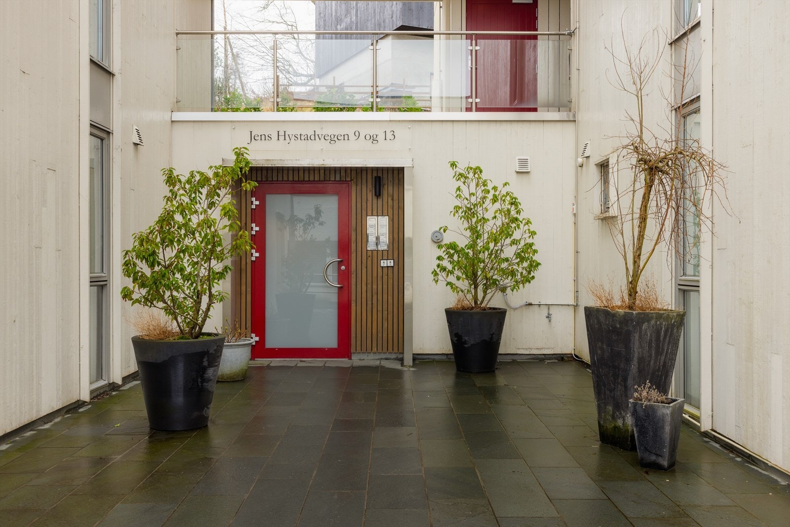 Inngangspartiet er pent opparbeidet og har porttelefon med åpner fra leiligheten. Galleribilde