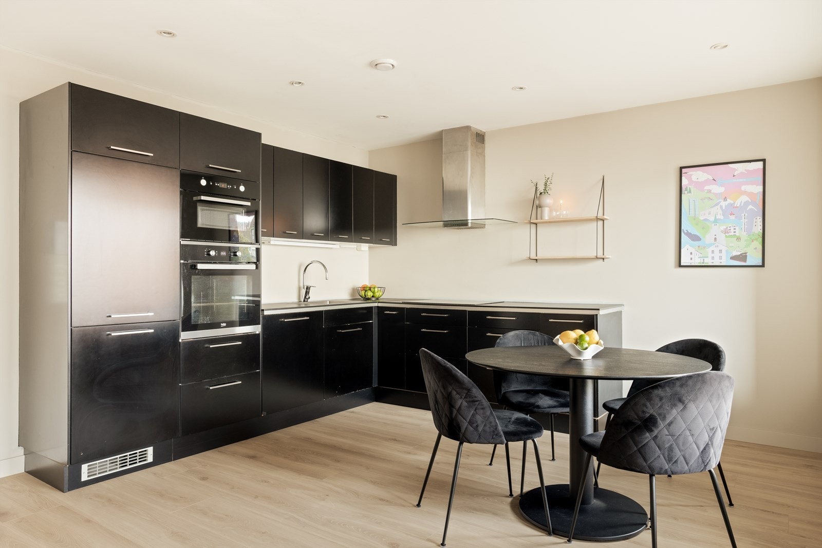 Kjøleskap, stekeovn, mikro og ventilator er integrert i innredningen. Galleribilde