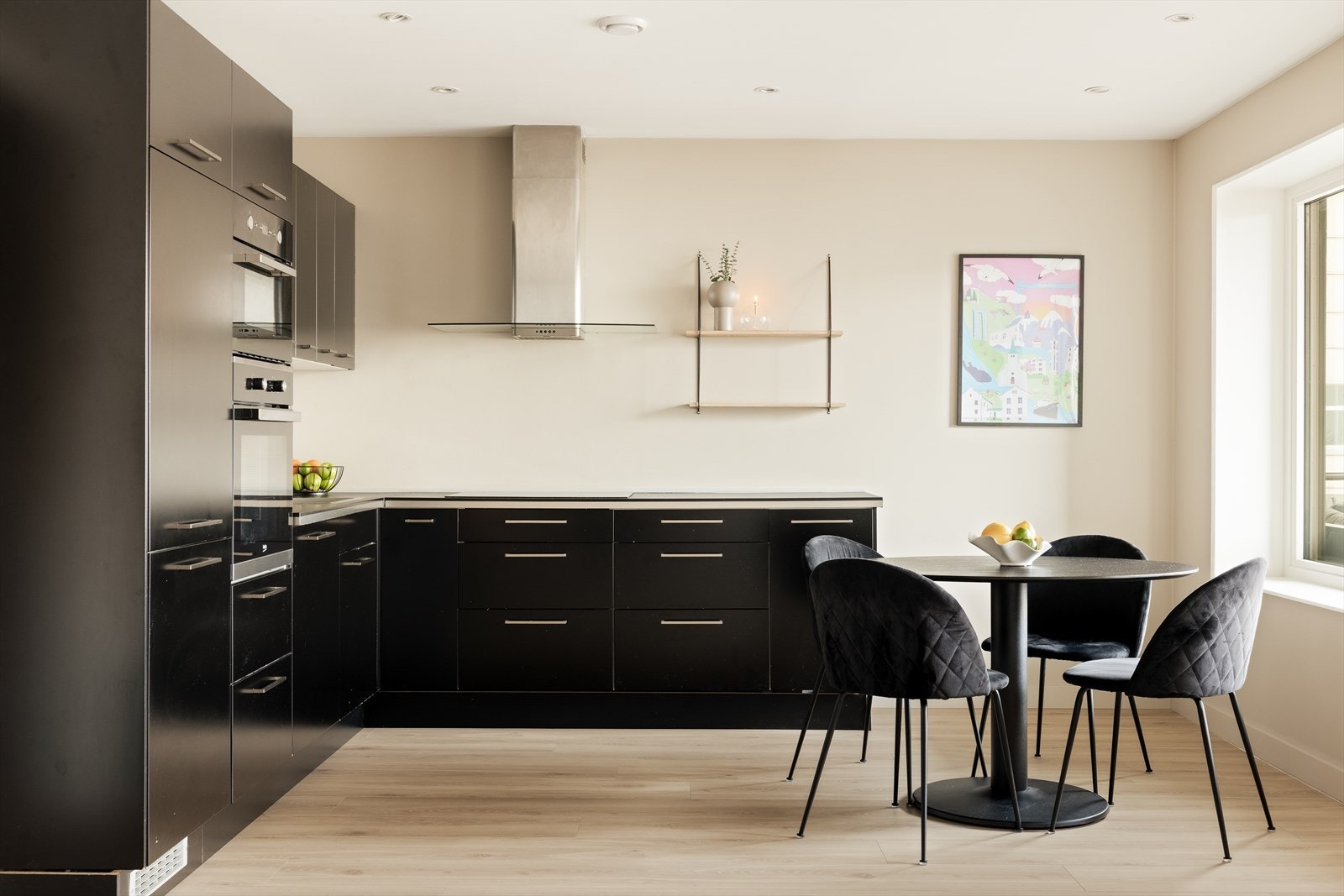 Det er god benkeplass, samt plass til spisesonen i "kjøkkensonen". Galleribilde