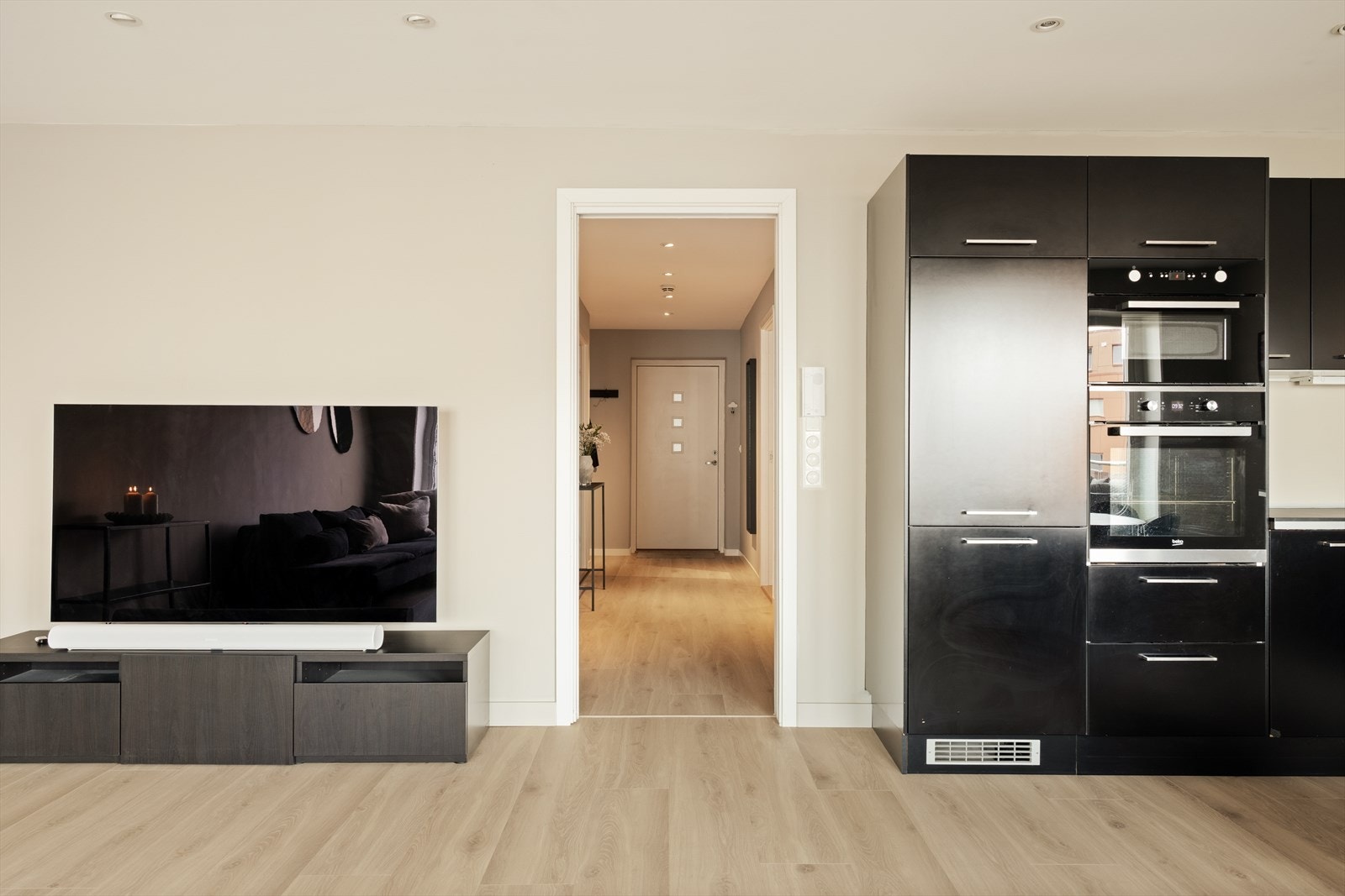 Gulvet (1-stavs laminat) ble montert i 2026 og er meget slitesterkt. Galleribilde