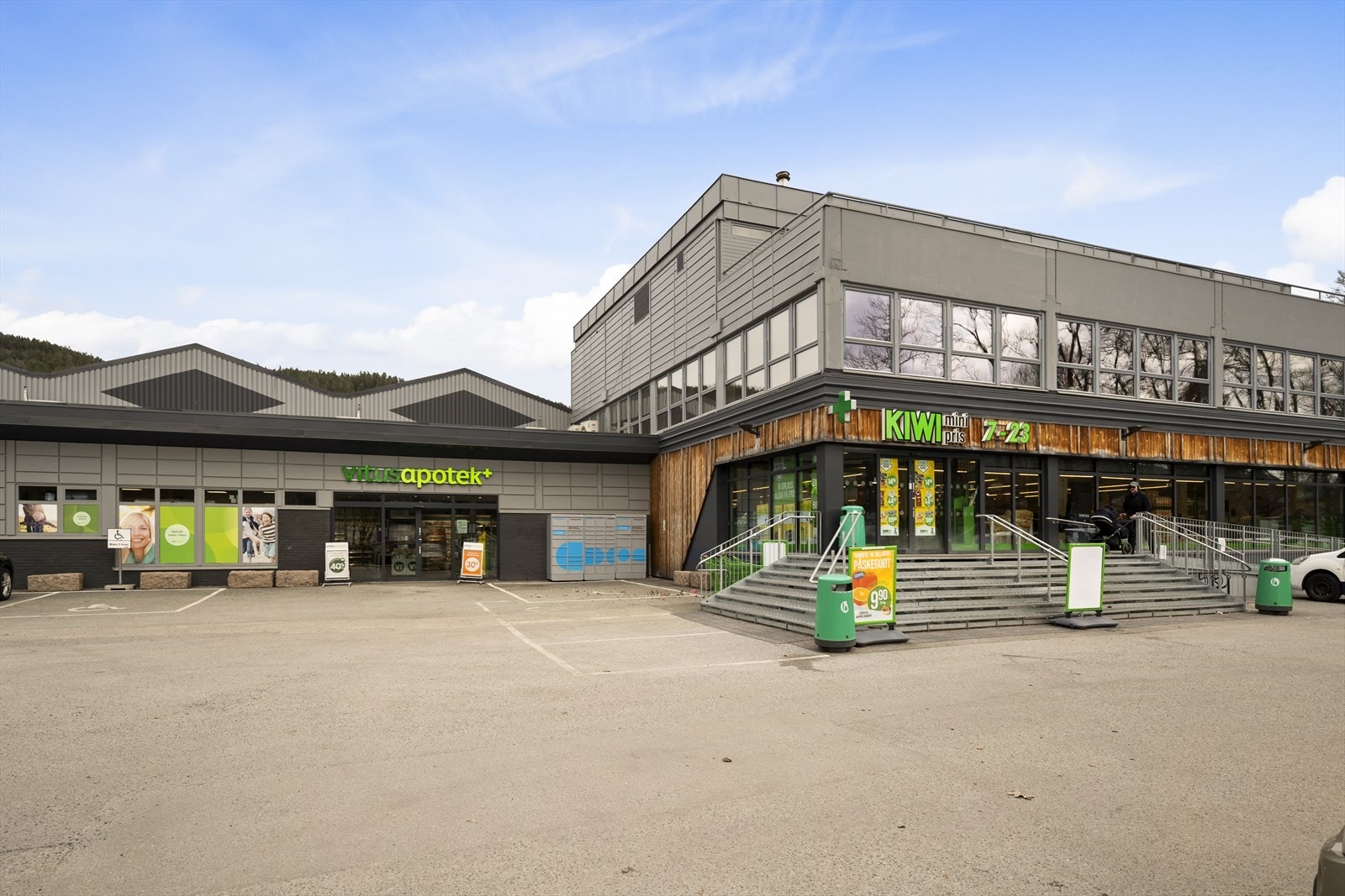 I umiddelbar nærhet finner du bla. KIWI og Apotek! Galleribilde