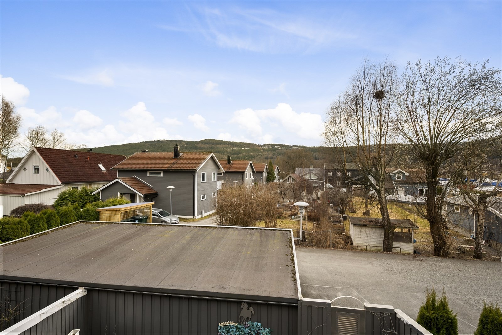 Utsikt fra balkongen i 2.etasje. Galleribilde
